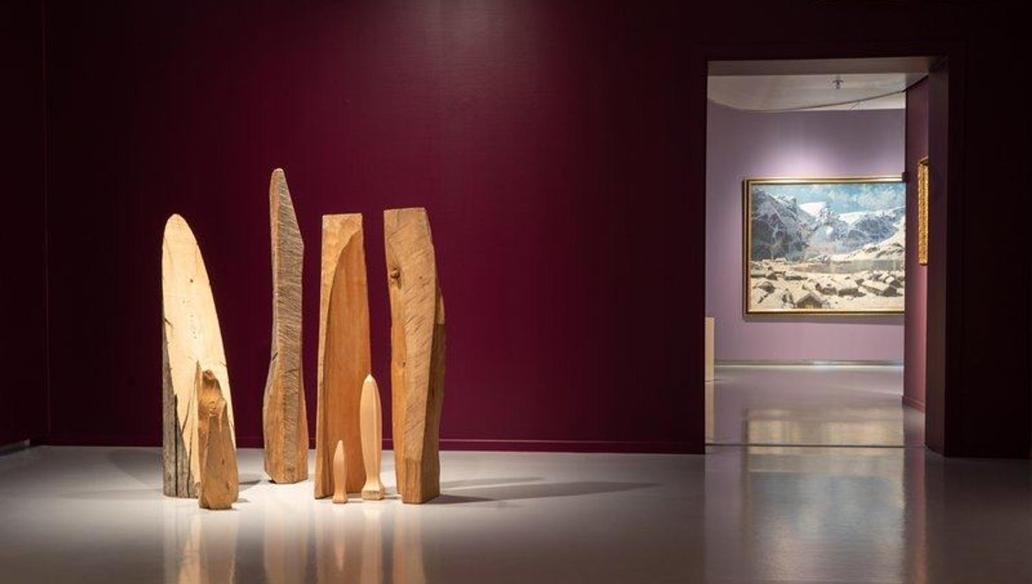 Treutstilling på gulvet med døråpning som viser bilde