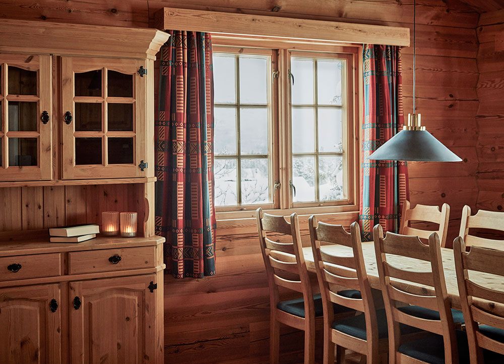 spisebord ved vinduet på hytte til Gaustablikk Fjellresort