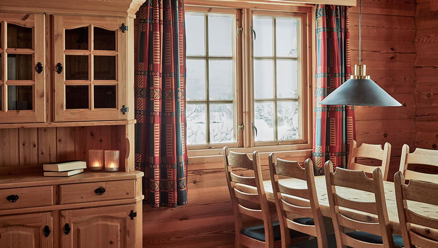 spisebord ved vinduet på hytte til Gaustablikk Fjellresort