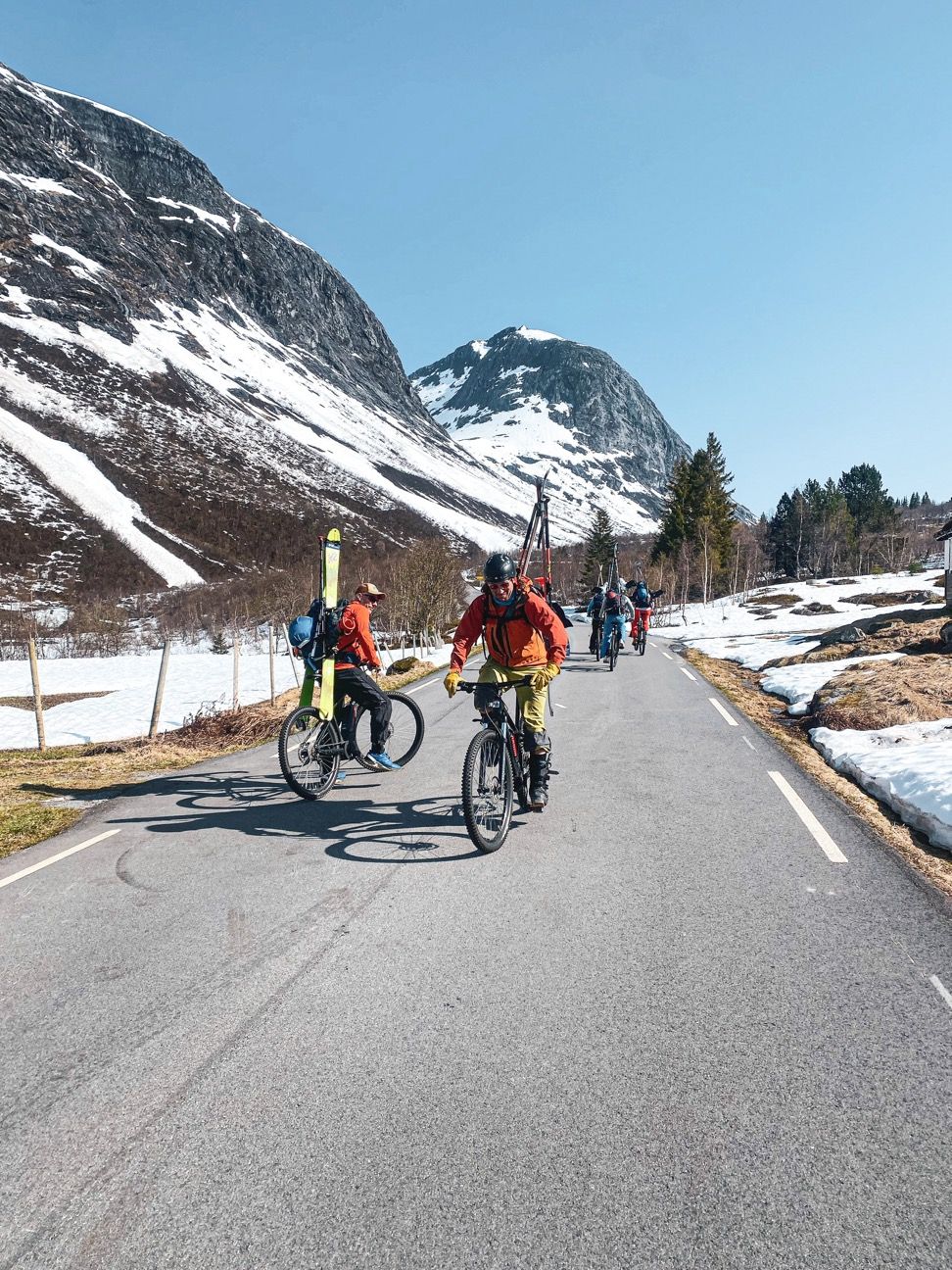 På sykkel hjem fra skitur. 