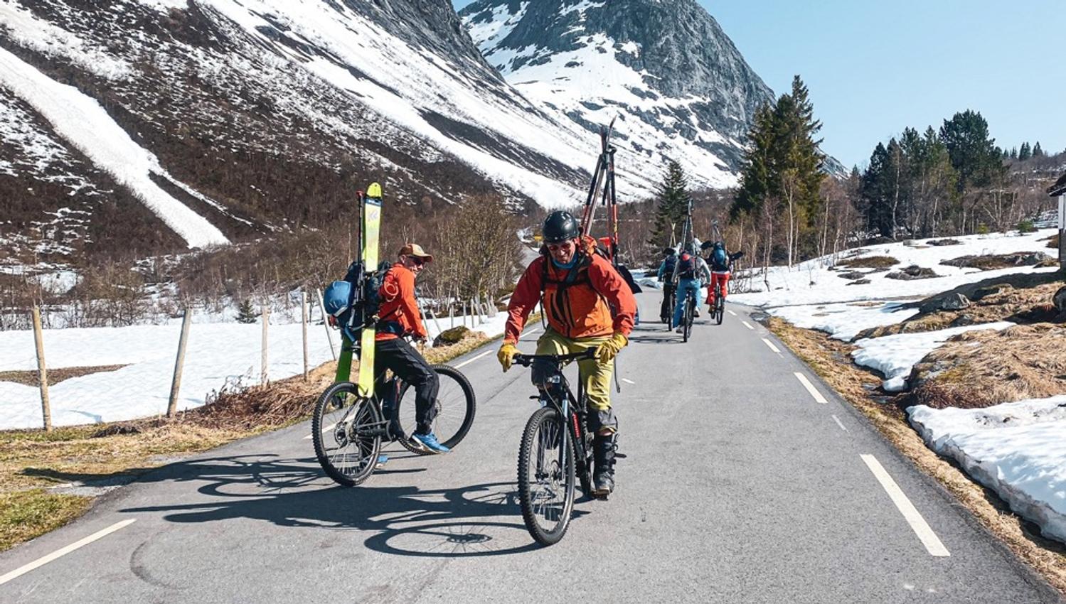 På sykkel hjem fra skitur.