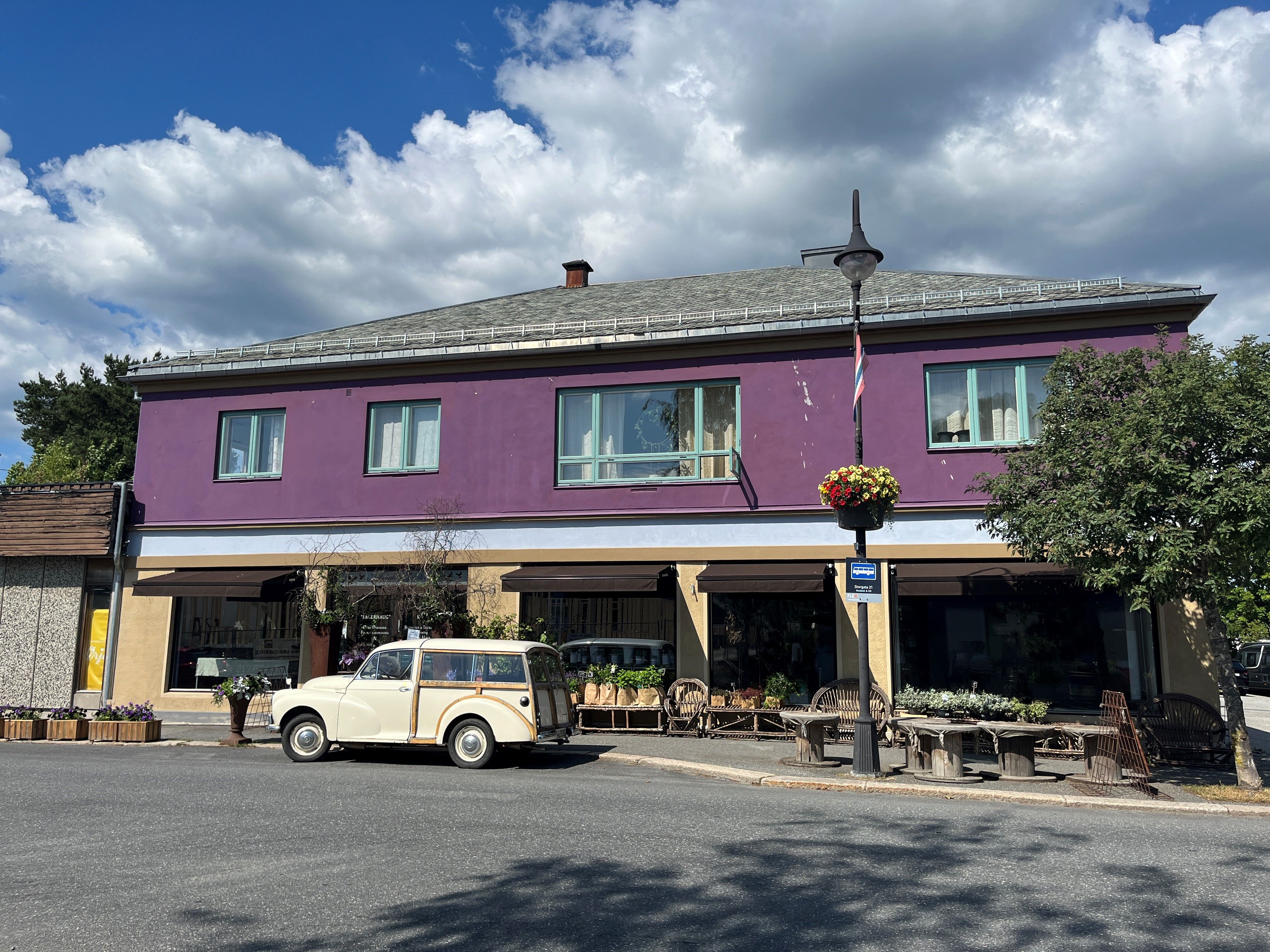 Bilde av fasaden til Bloom inn med blomsterbutikk i første etasje - derav navnet.