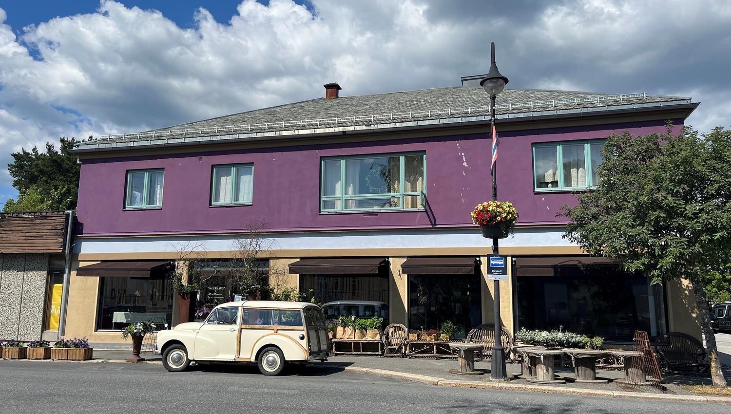 Bilde av fasaden til Bloom inn med blomsterbutikk i første etasje - derav navnet.