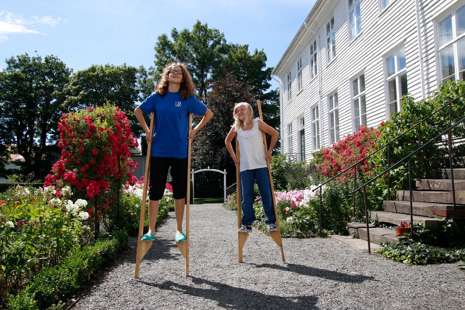 To stykker som går på stylter i Andorsengården