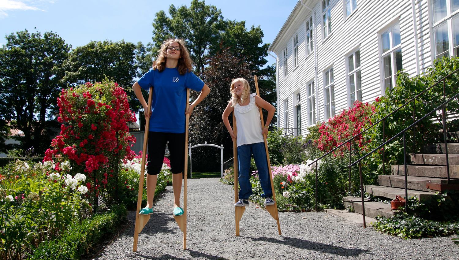 To stykker som går på stylter i Andorsengården