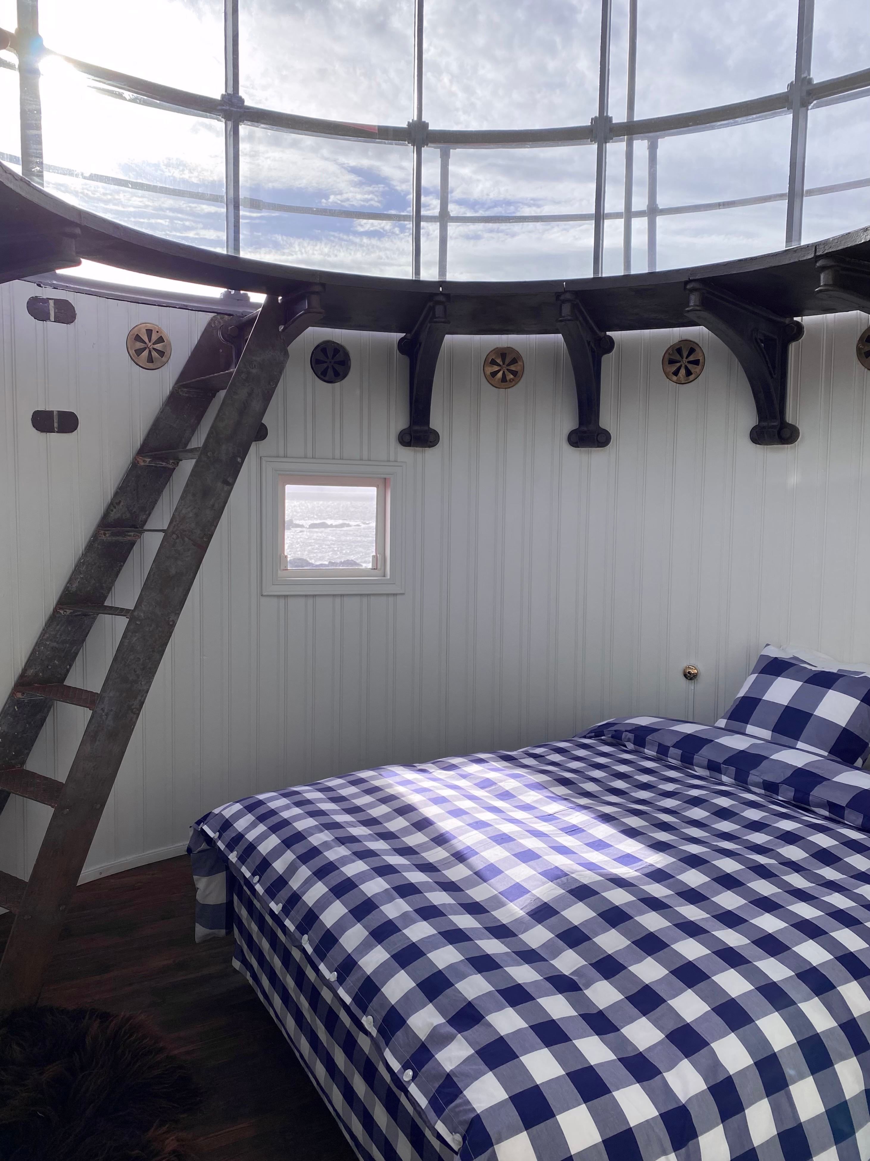 Fyrtårnsuiten med seng fra Hästens.