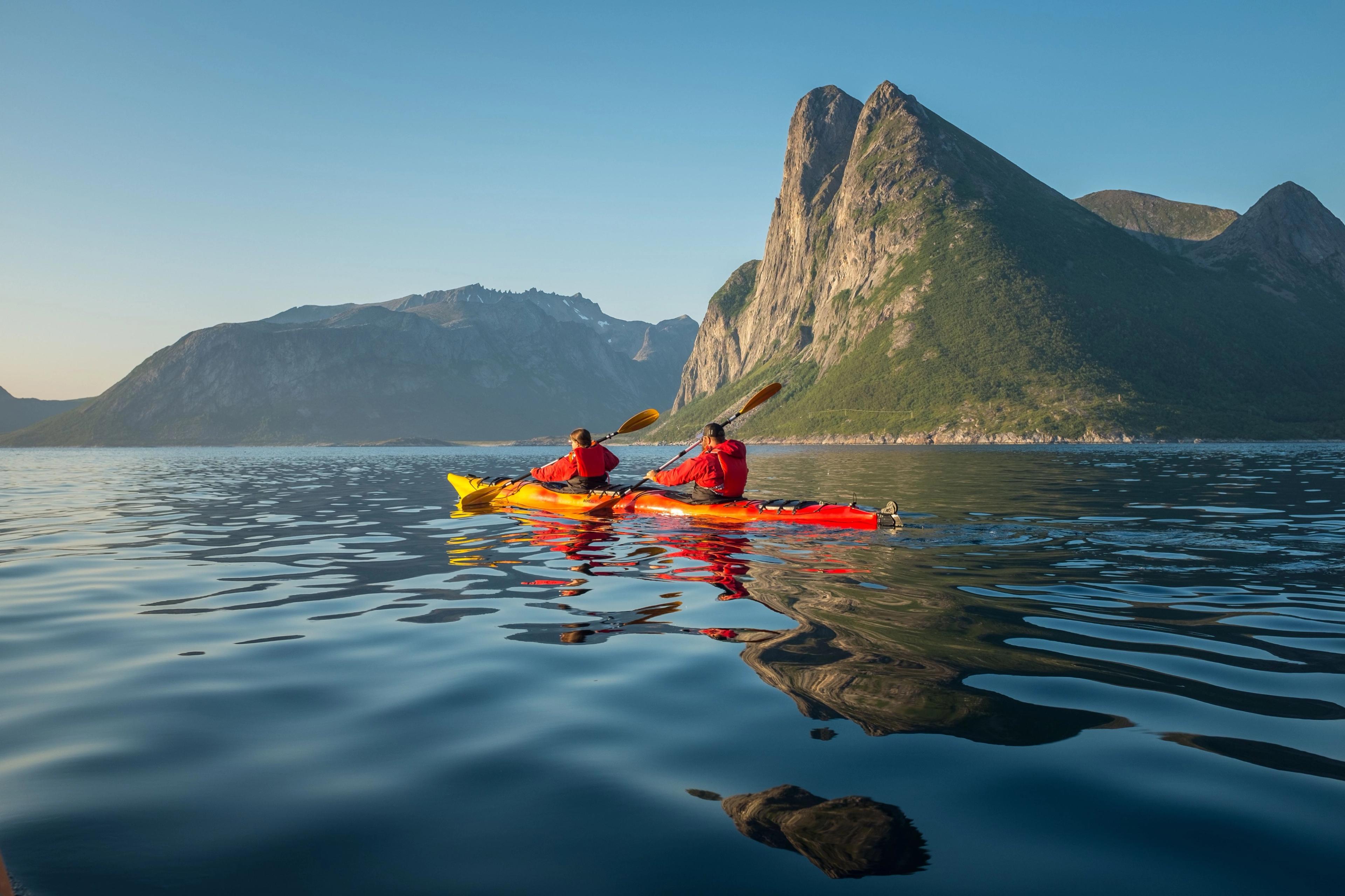 Guidet kayaking in the beautiful fjords near Ånderdalen National Park