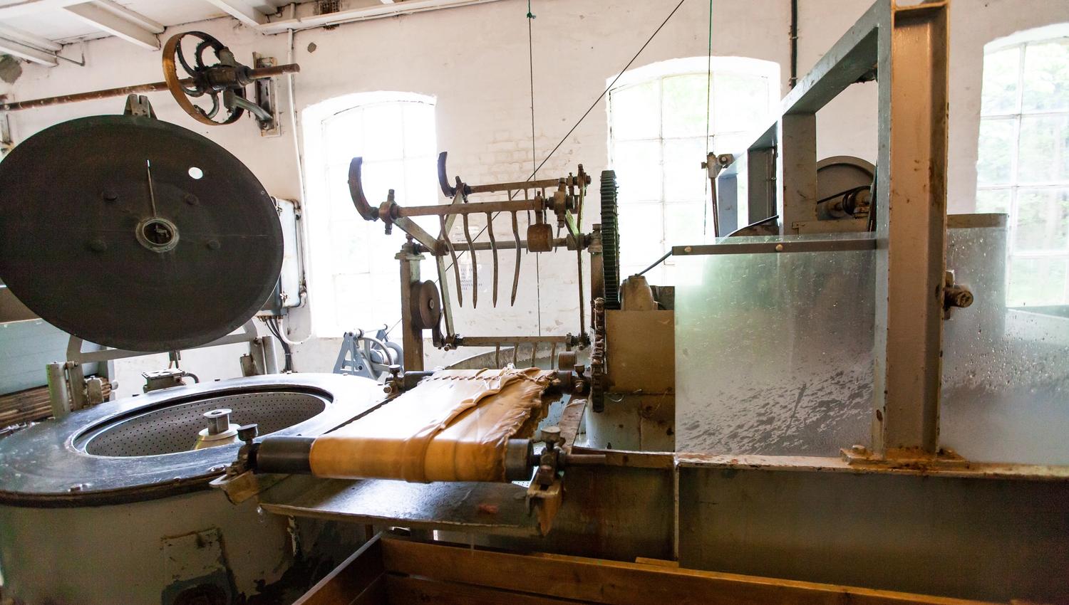 Machine that washes wool