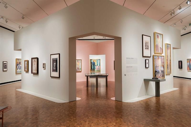 Utstillingsrom med opphengte malerier