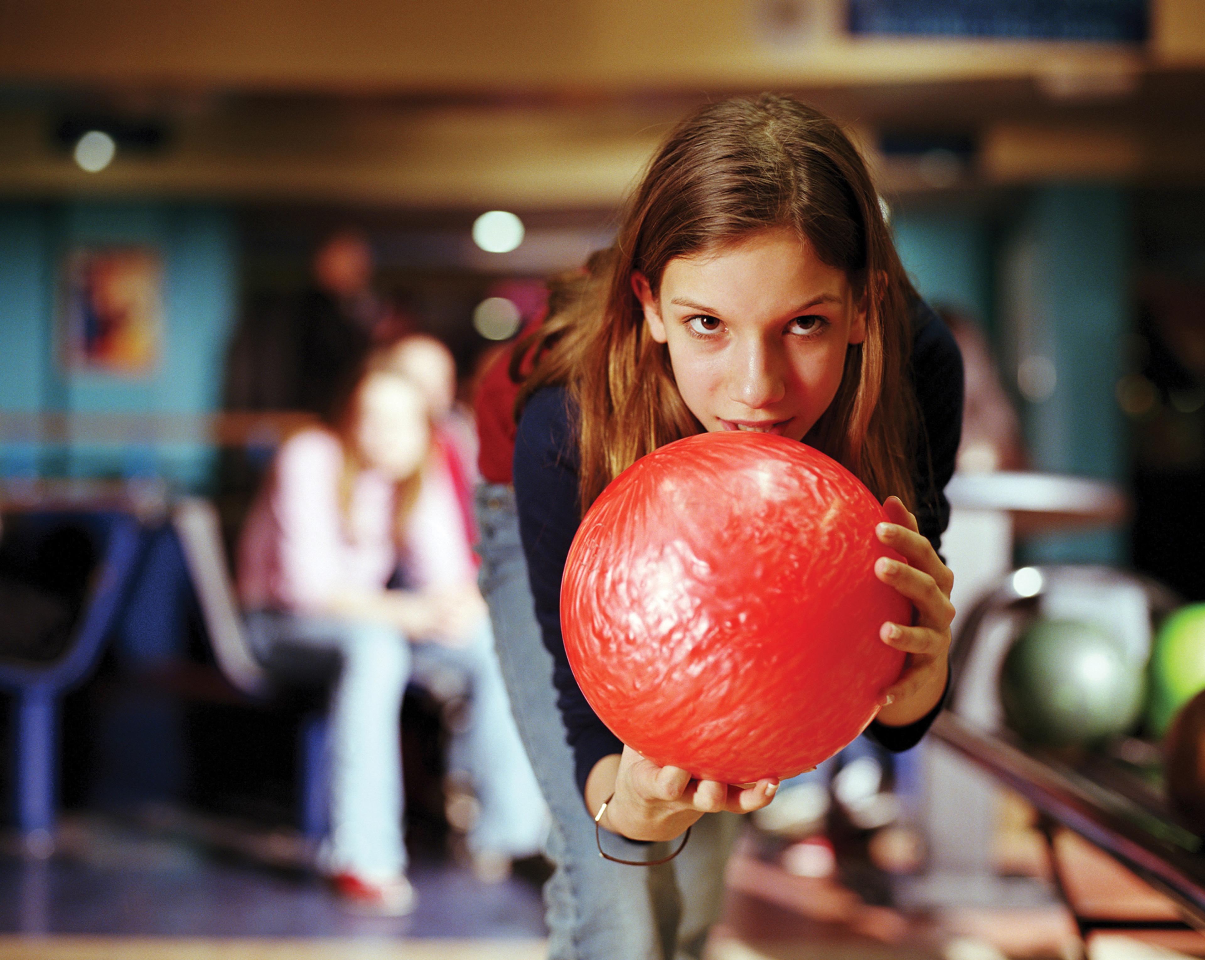 Jente på bowling
