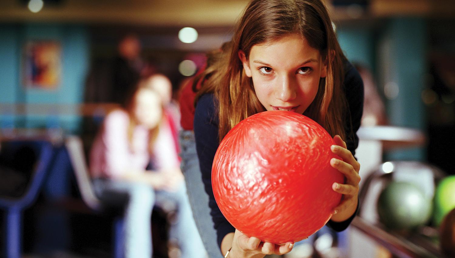 Jente på bowling