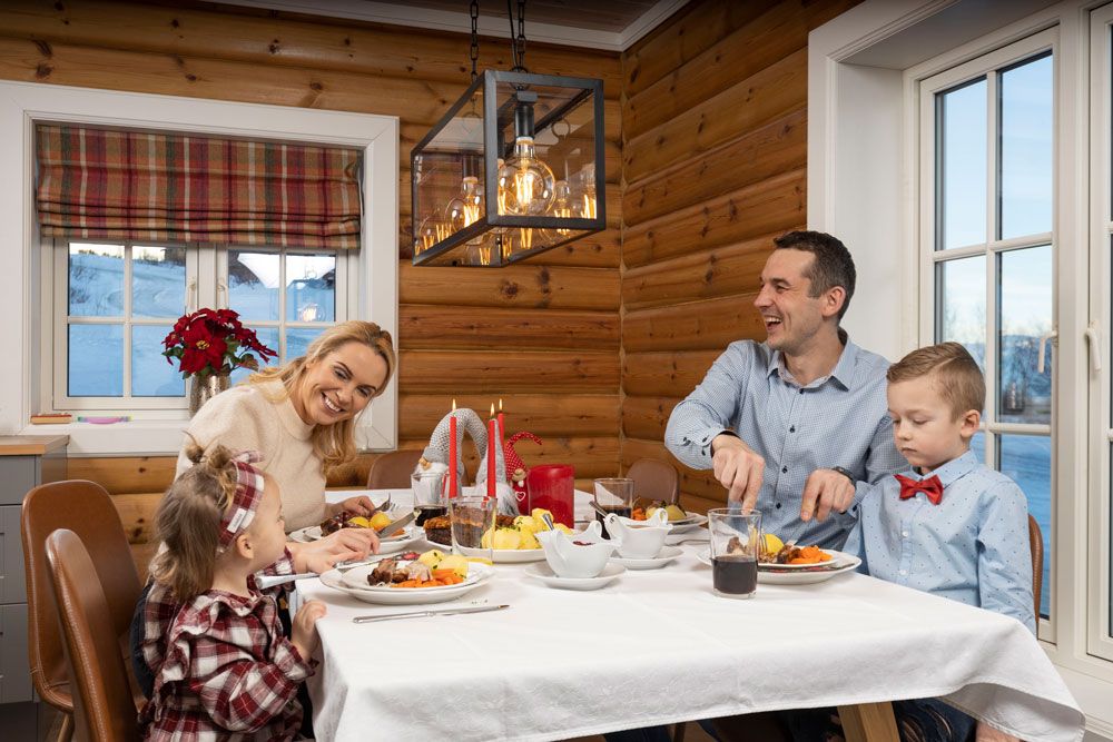 familie som spiser julemiddag på en hytte på Rauland Feriesenter