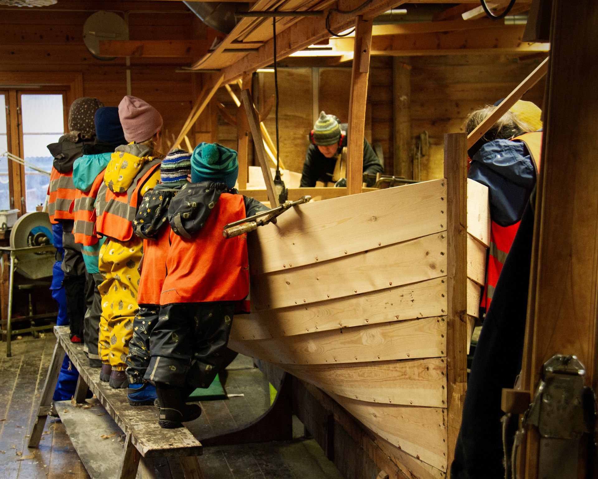 Children building a boat in the workshop at Hardanger Maritime Center.