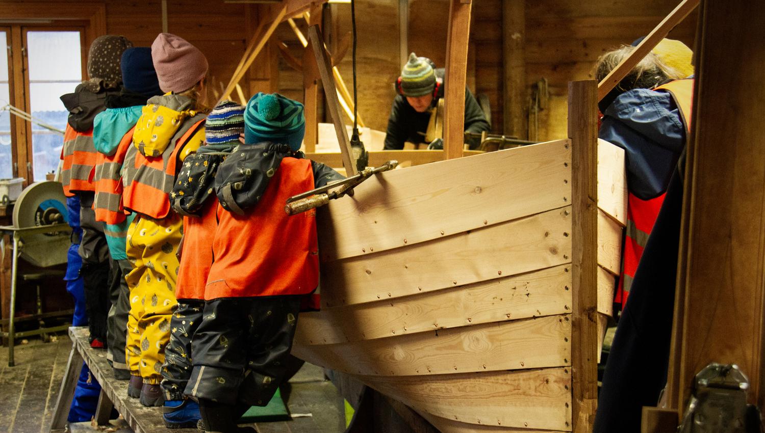 Children building a boat in the workshop at Hardanger Maritime Center.