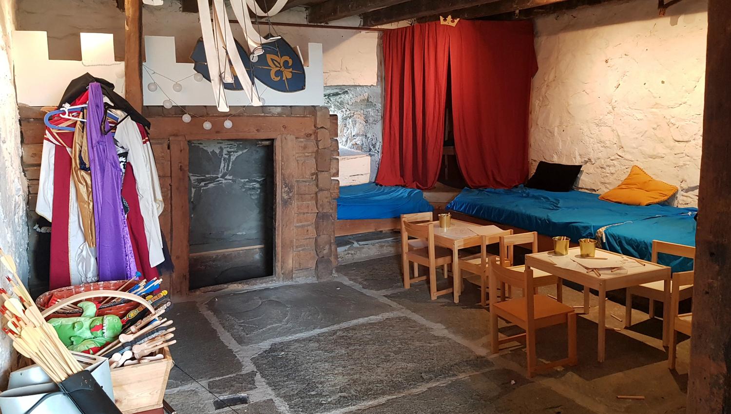 Eit rom med middelalderkostymer og sitteplassar