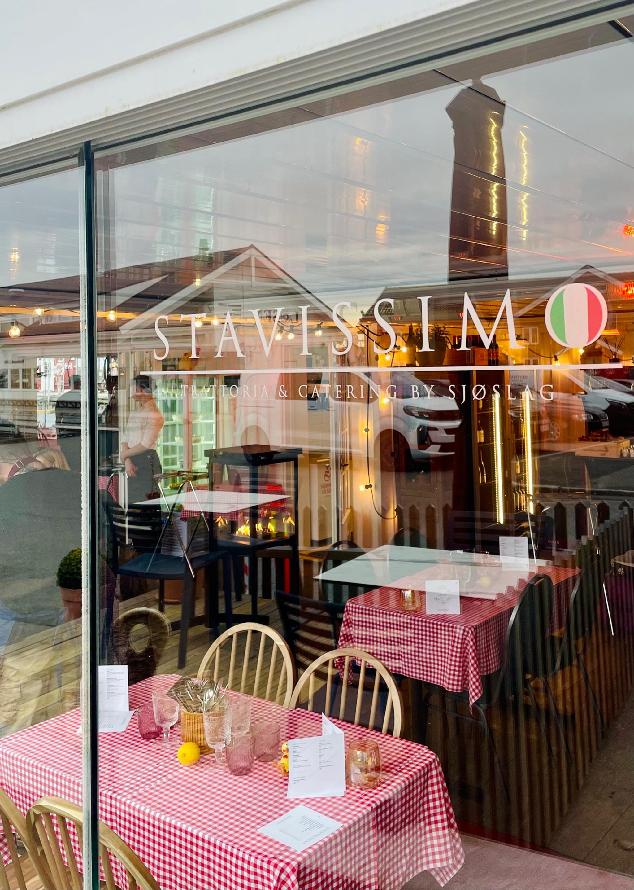 Dekkede bord med rutete duker