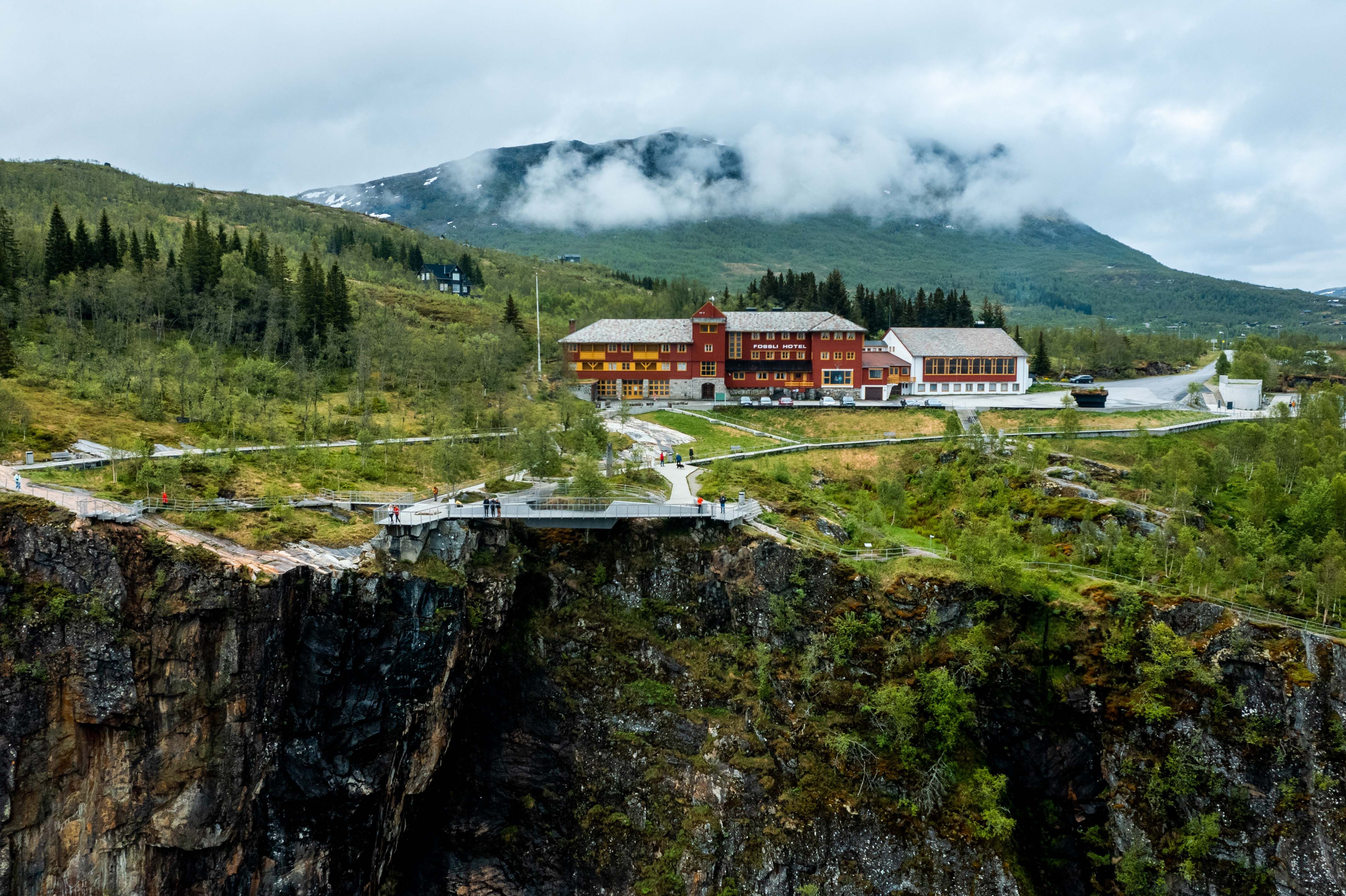 Et dronebilde av Fossli Hotel som ligger rett ovenfor fossen.