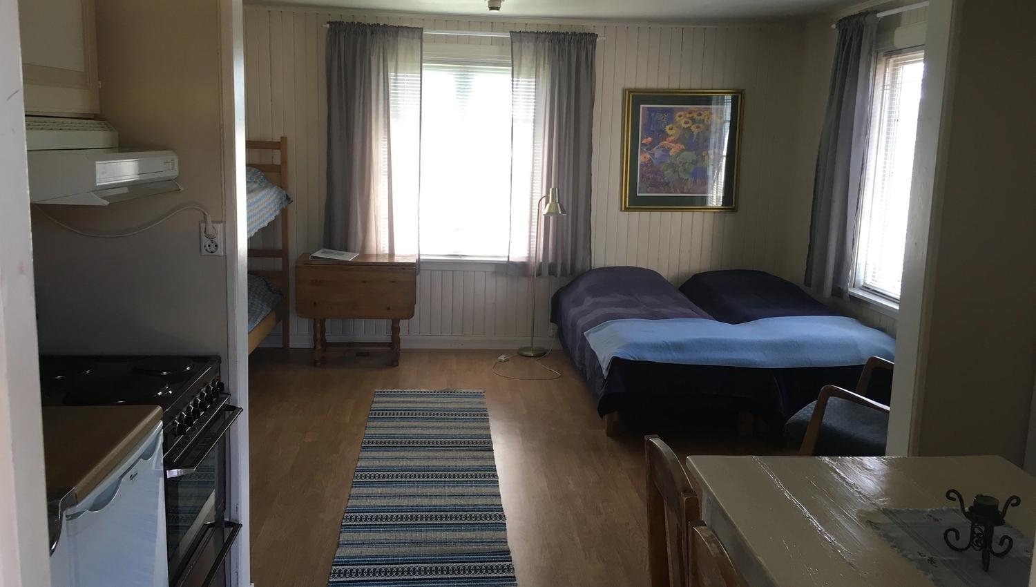 Rom med senger og kjøkken