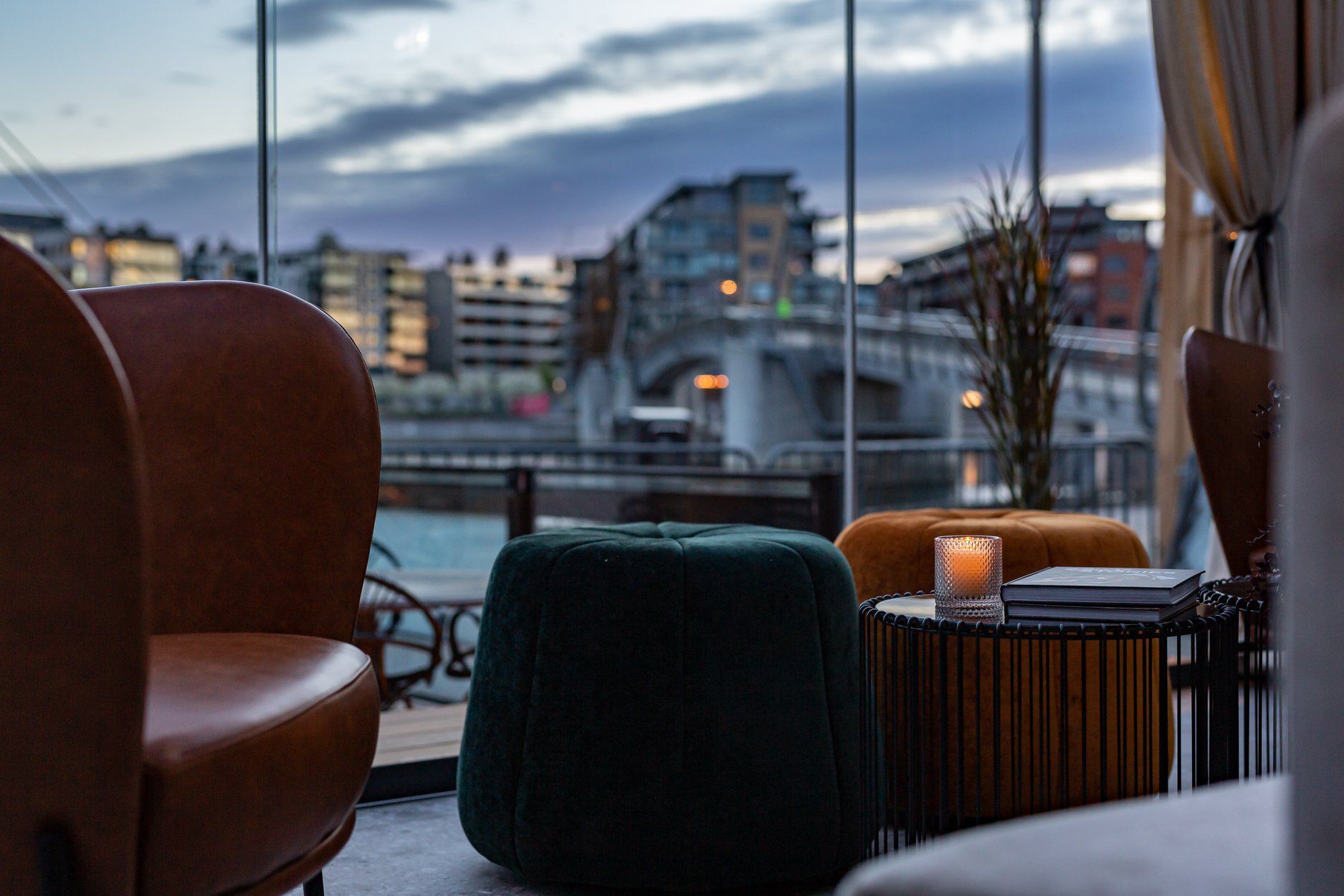 Foyn bar & restaurant med koselige sitteplasser hvor man ser ut over vannet