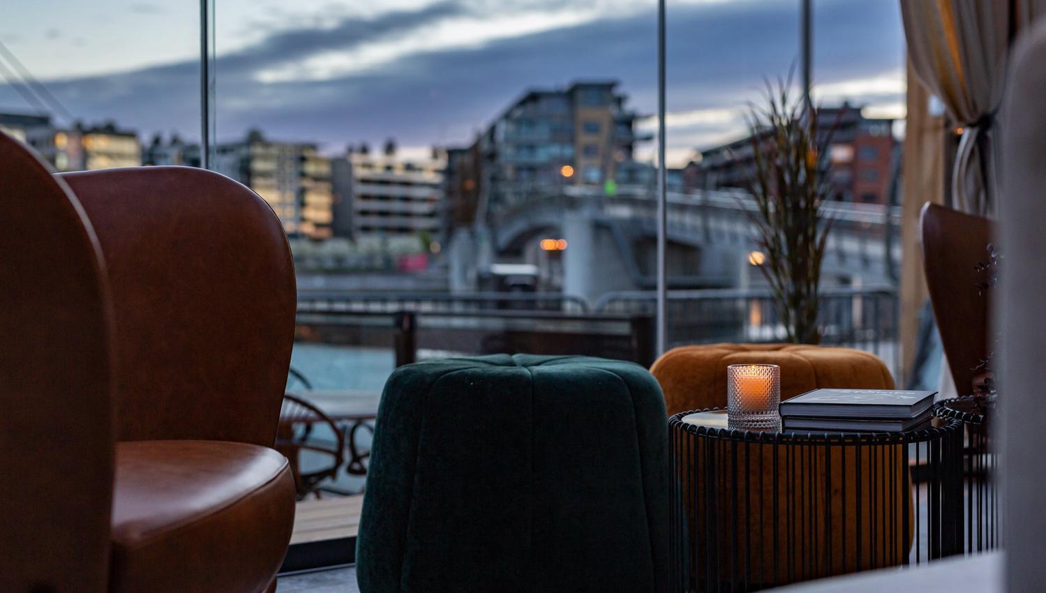Foyn bar & restaurant med koselige sitteplasser hvor man ser ut over vannet