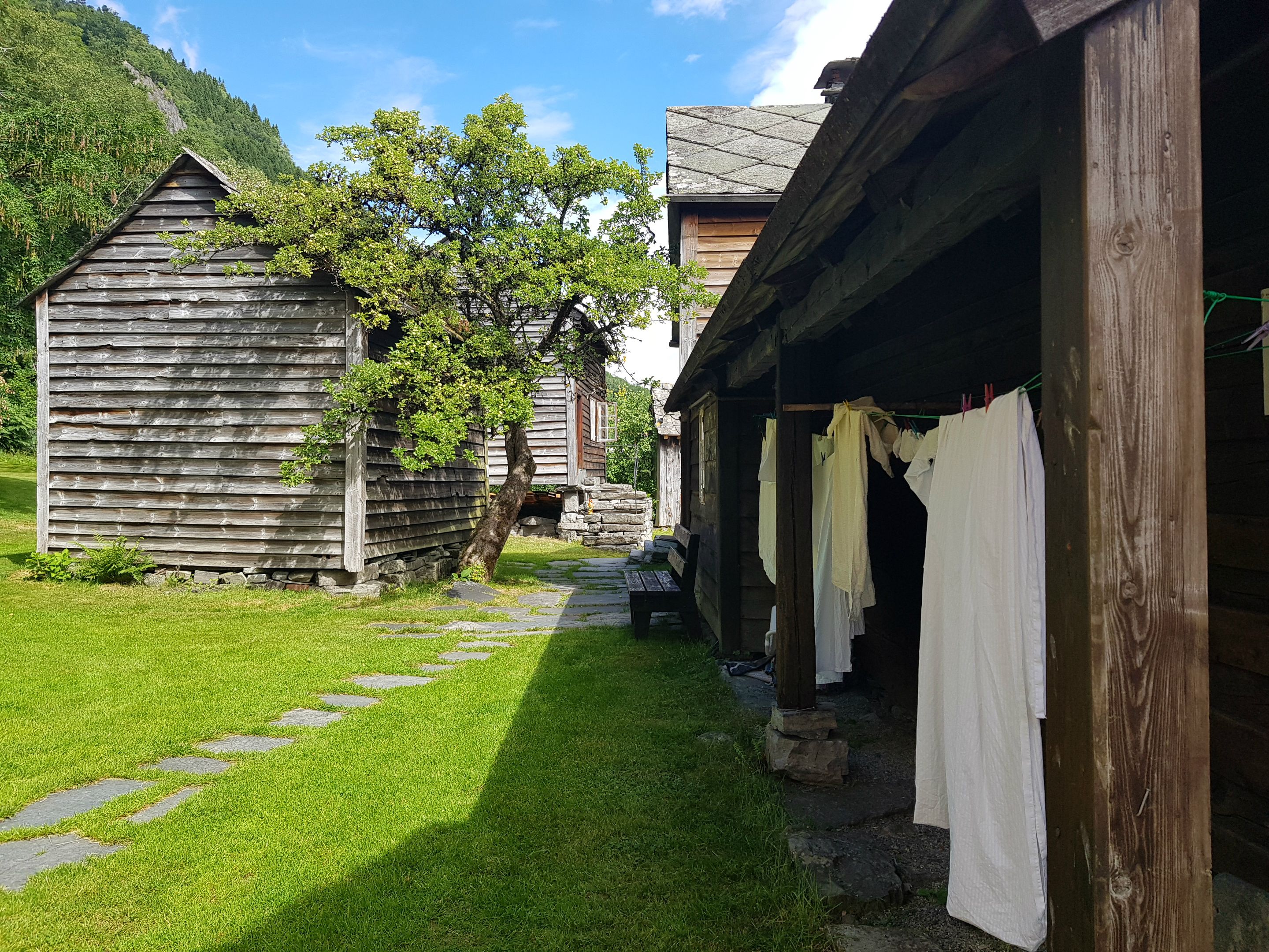 klestørk heng ute ved dei gamle bygningane