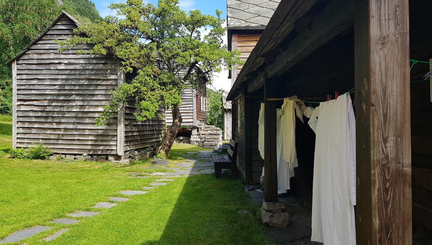 klestørk heng ute ved dei gamle bygningane