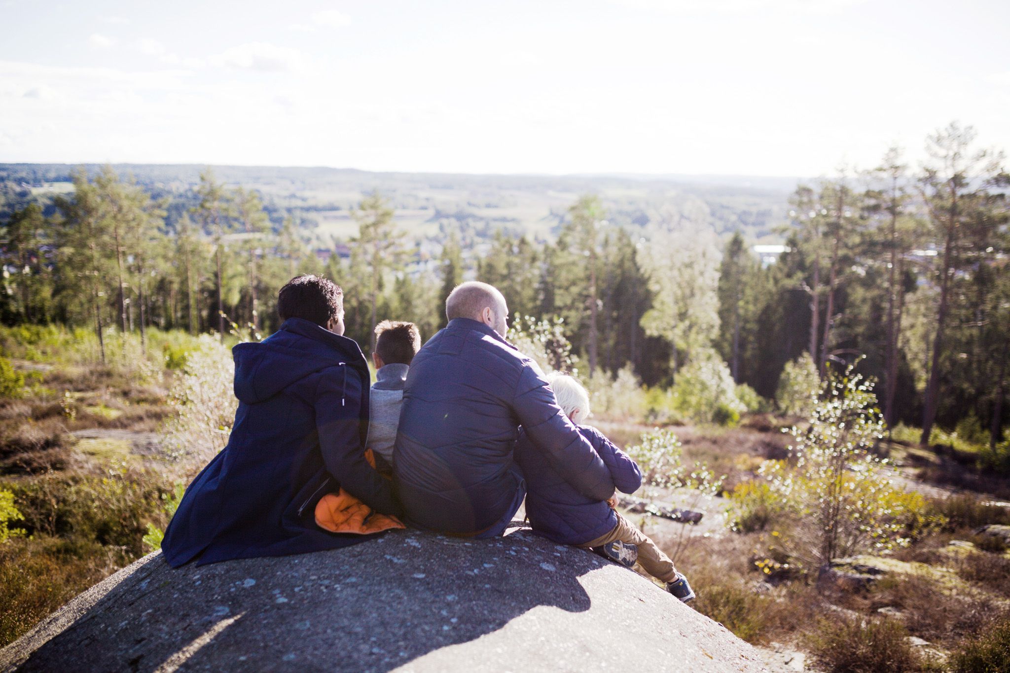 familie som sitter på fortet