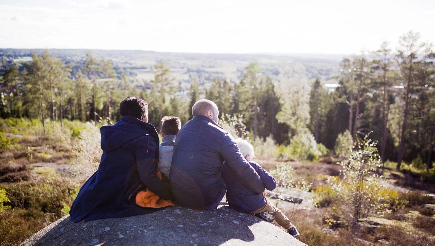 familie som sitter på fortet