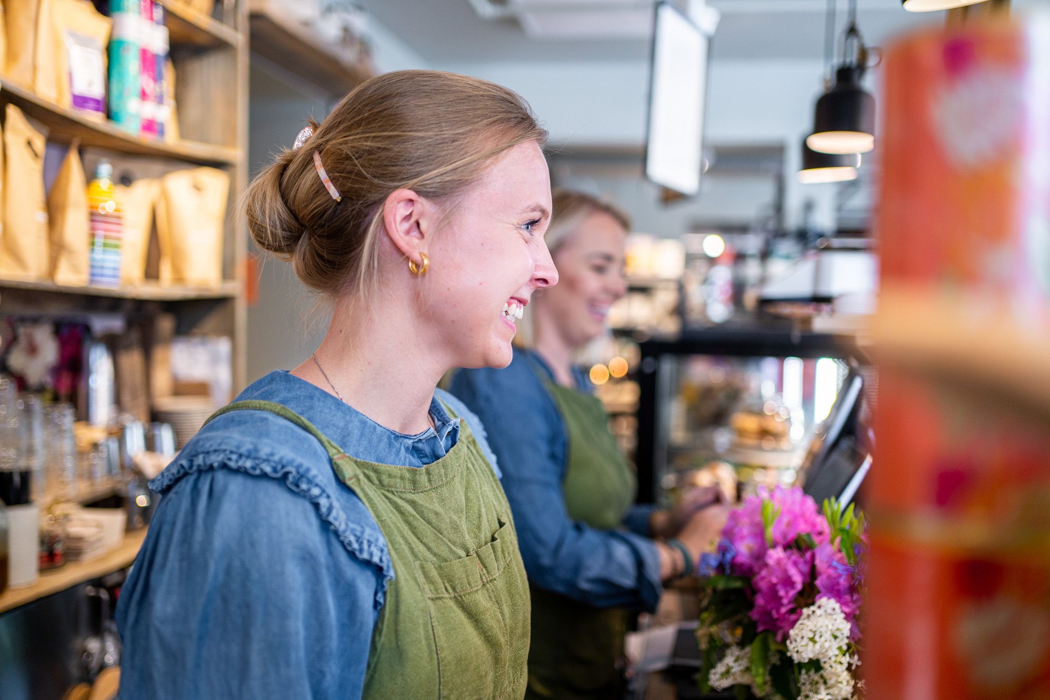 damer som jobber i en butikk