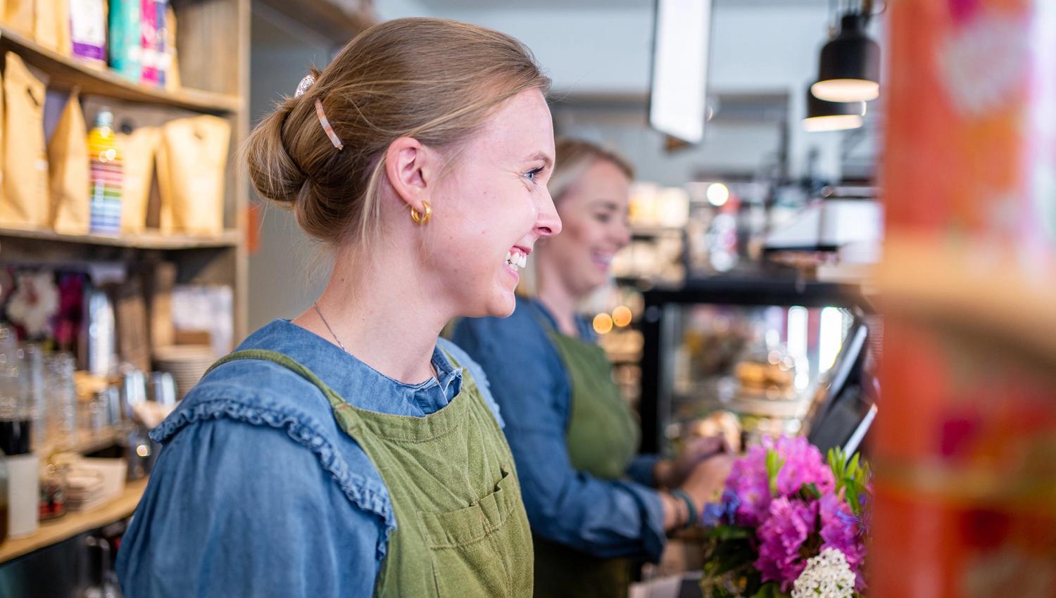 damer som jobber i en butikk