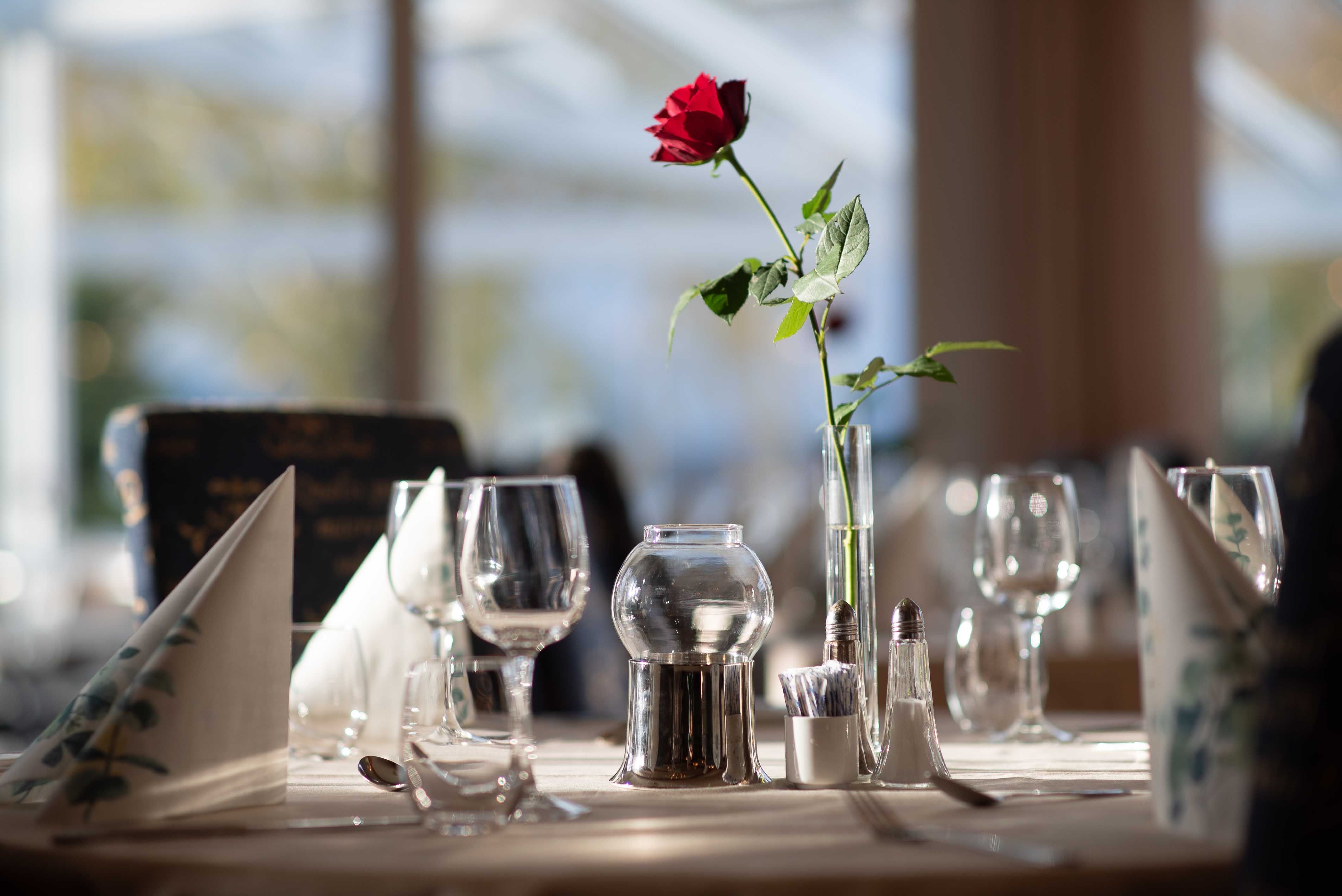 Elegant borddekking på Rosendal Fjordhotel sin restaurant.