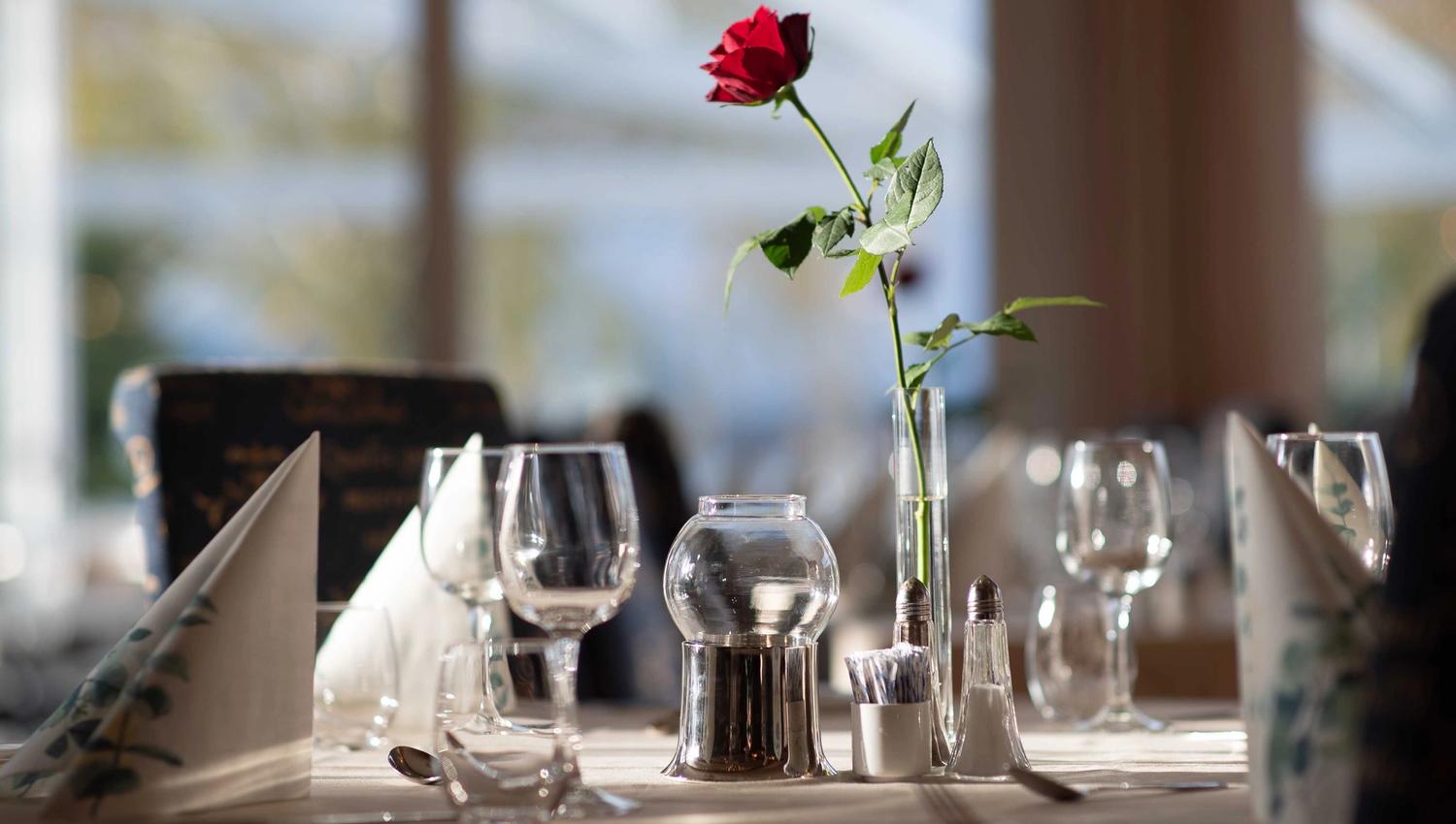 Elegant borddekking på Rosendal Fjordhotel sin restaurant.