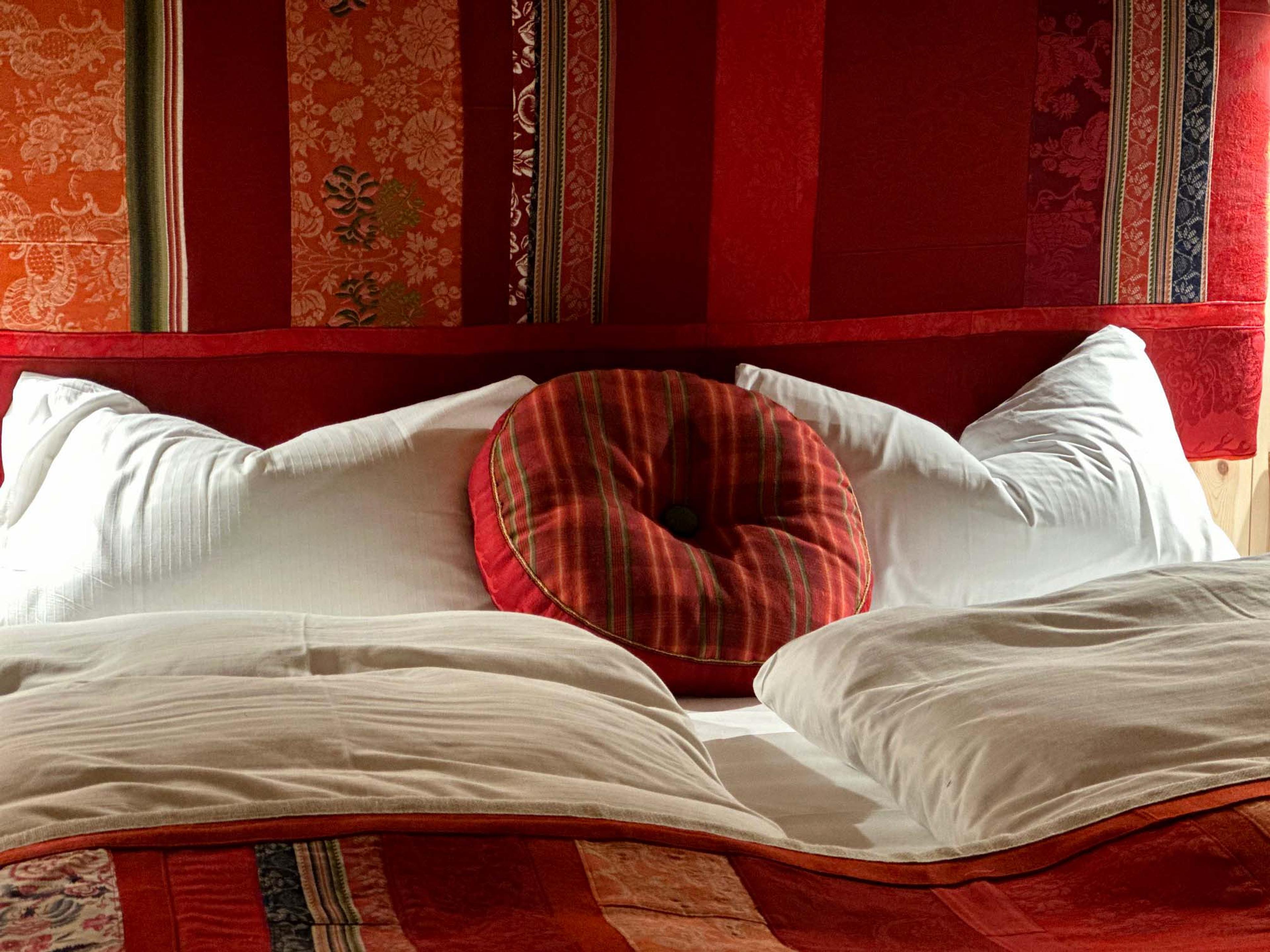 Det røde rommet - interiørdetaljene er inspirert av de vakre folkedraktene du kan se på Bunadburet.