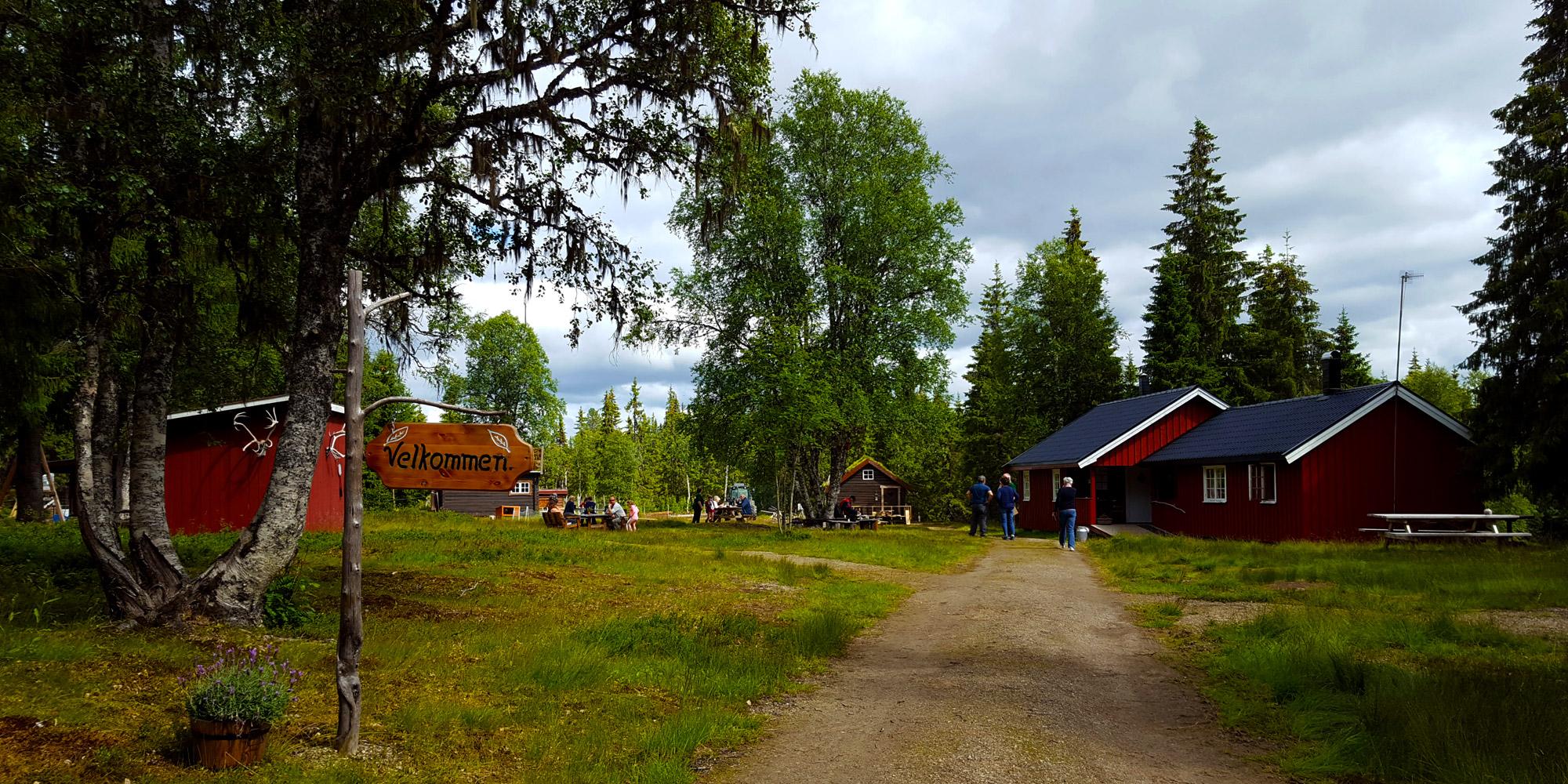 Snåsa-Holsingseteren-Foto-Visit-Innherred-utendørs-selve-setra-velkommen-2x1