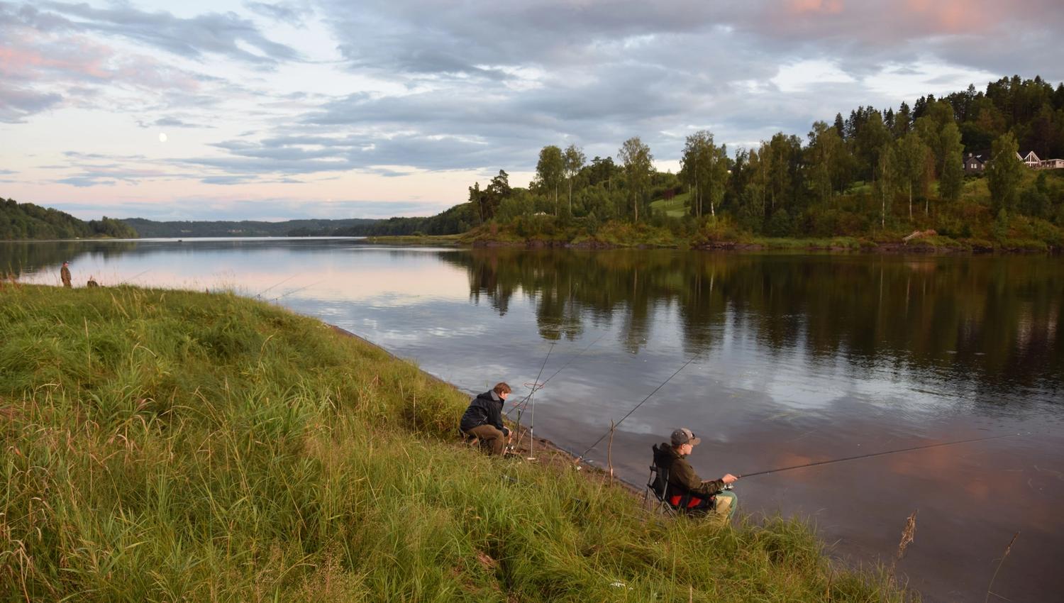 Innsjø med fiskere
