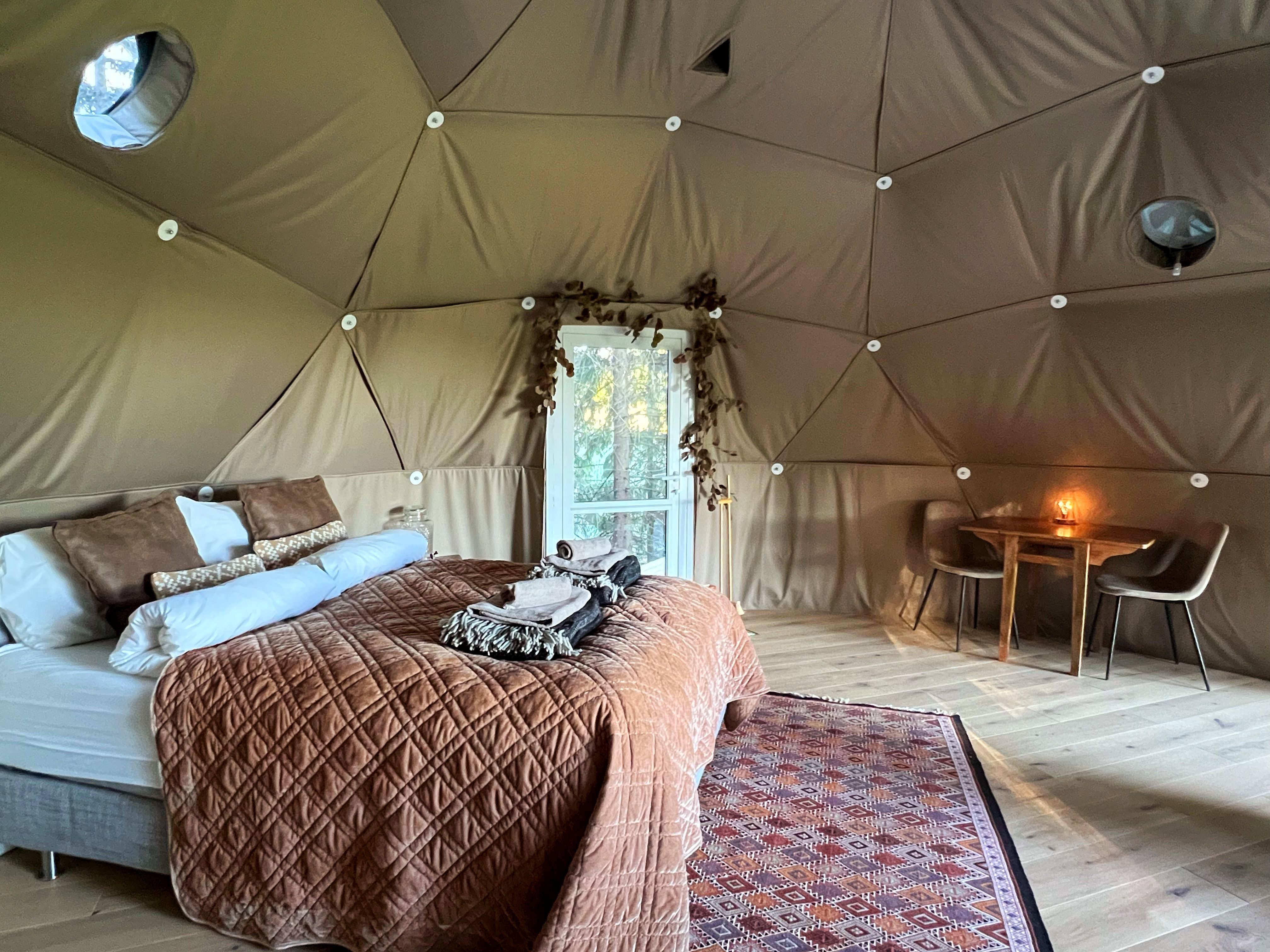 WonderInn Dome with double bed - chairs and table 