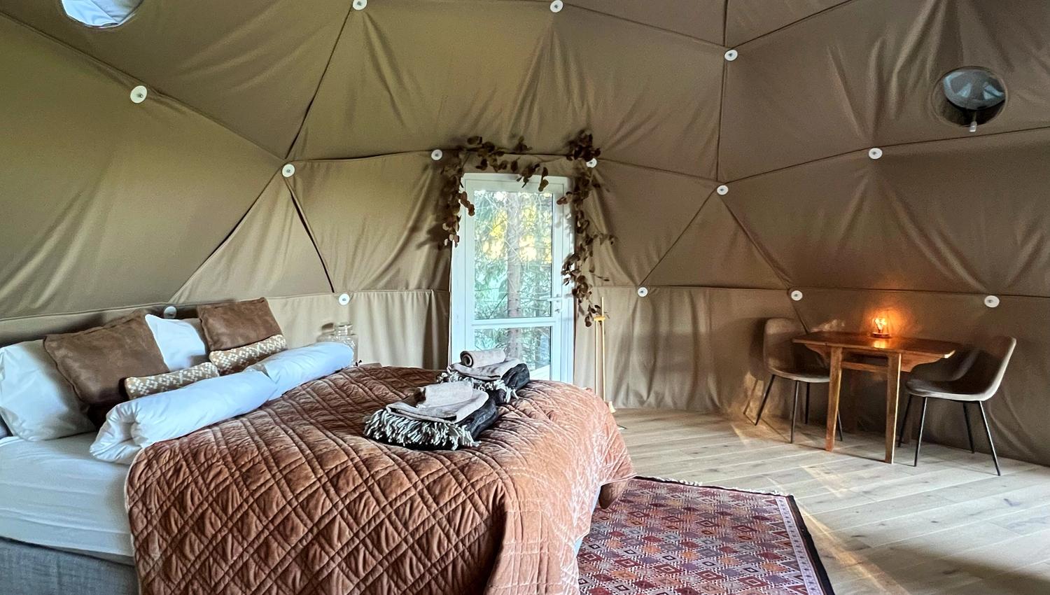 WonderInn Dome with double bed - chairs and table