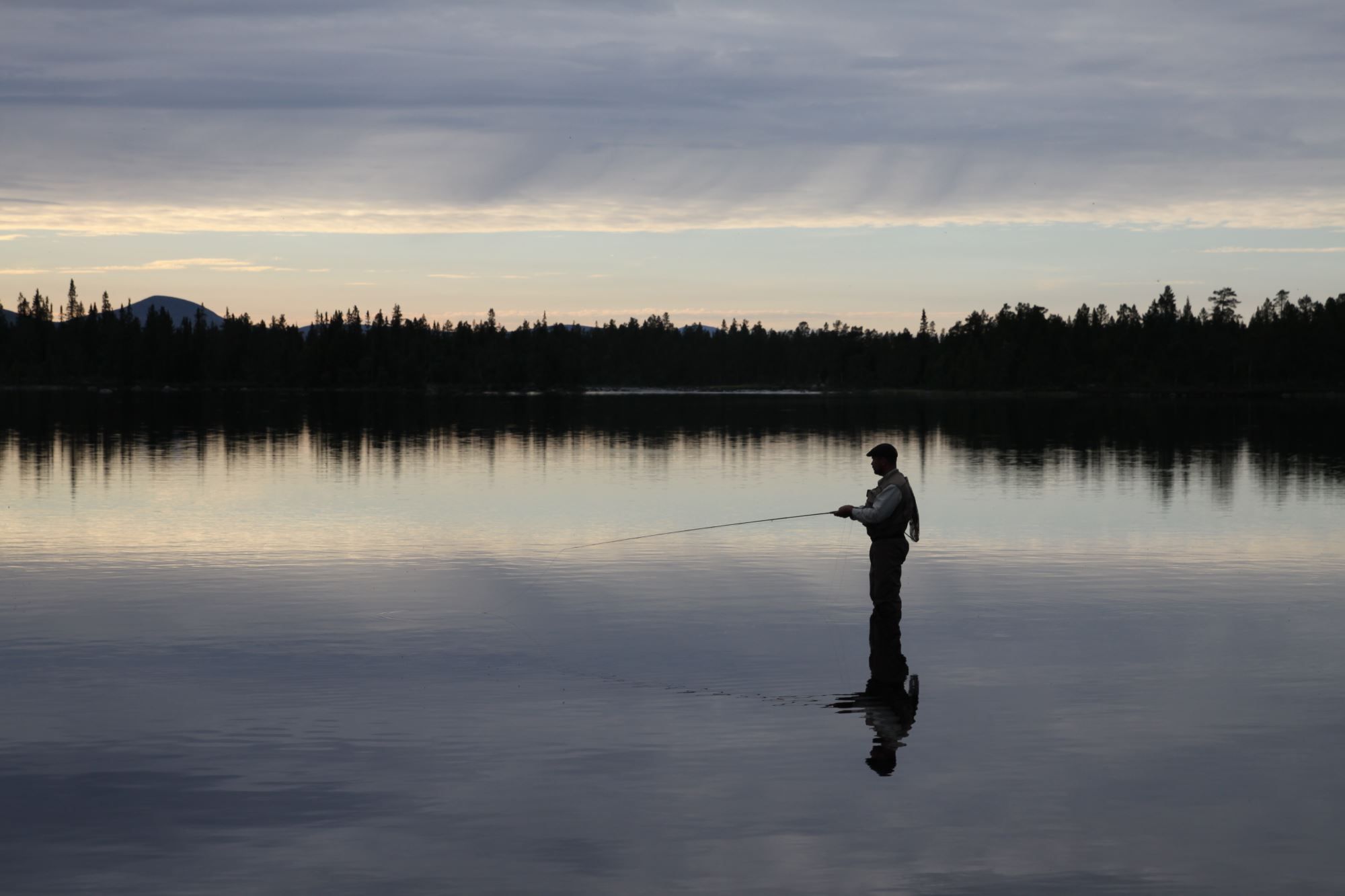 Stemningsfullt kveldsfiske med fluestanga..