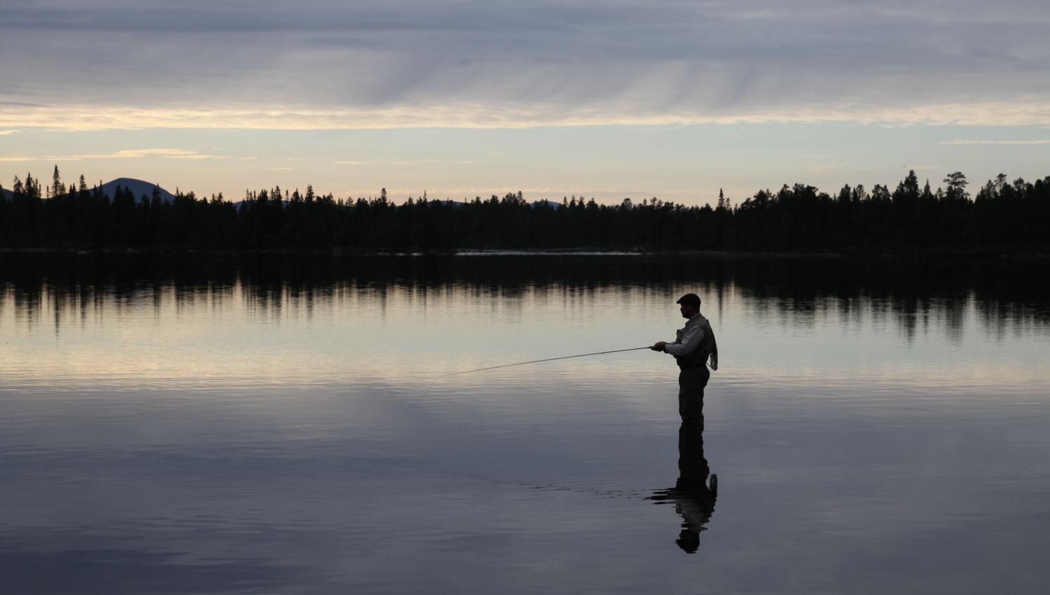 Stemningsfullt kveldsfiske med fluestanga..
