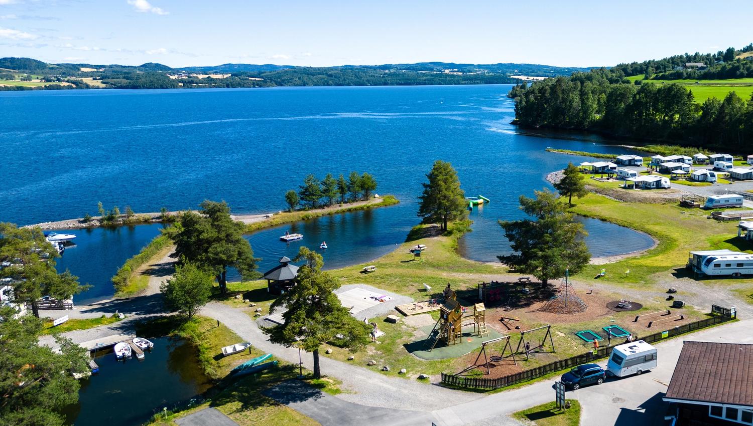 Sveastranda Camping - Dronebilde mot Mjøsa