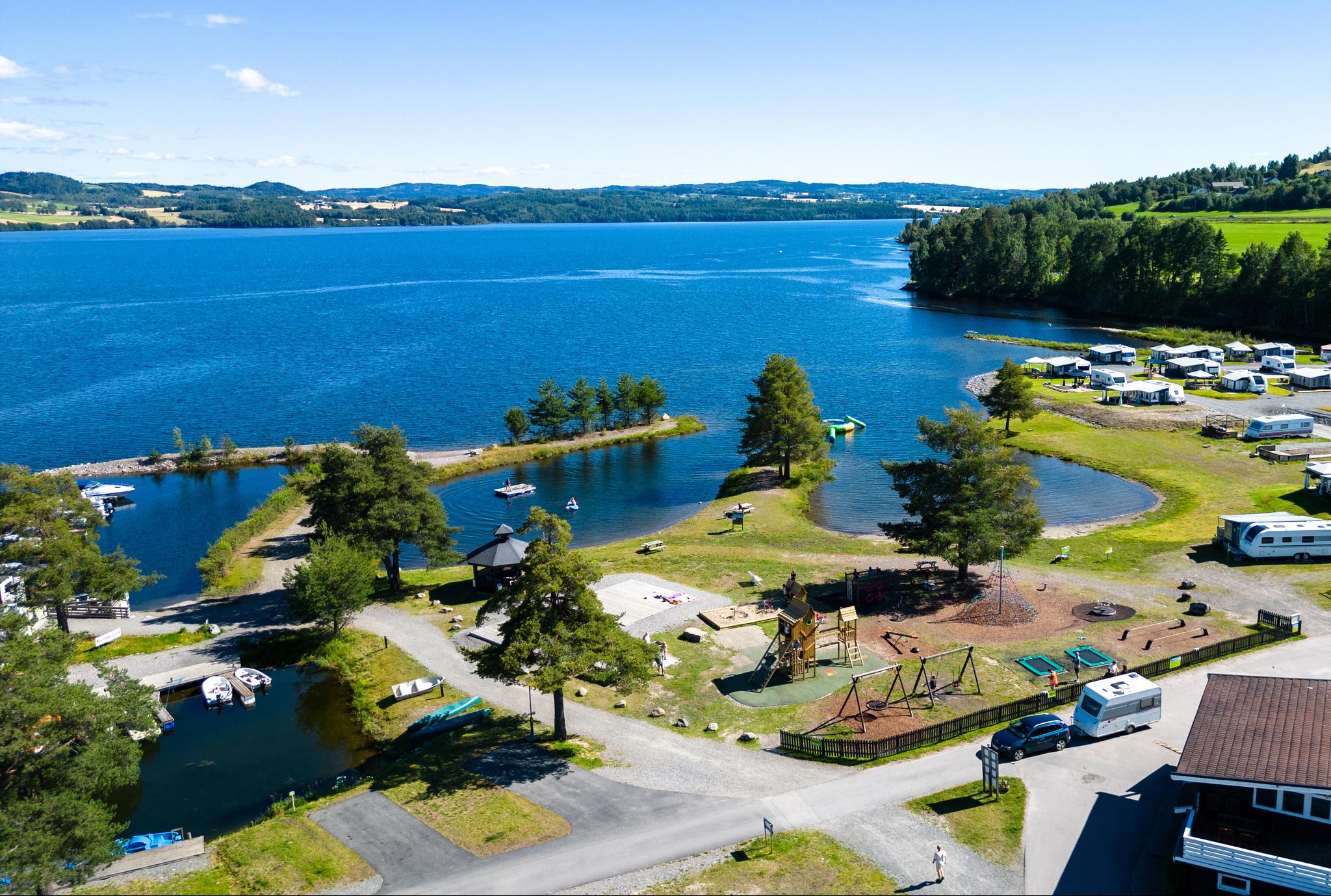 Sveastranda Camping - Dronebilde mot Mjøsa