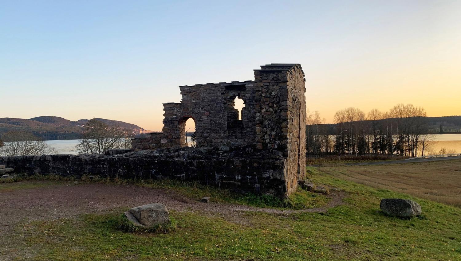 Ruiner av kirken bygget ca 1250.