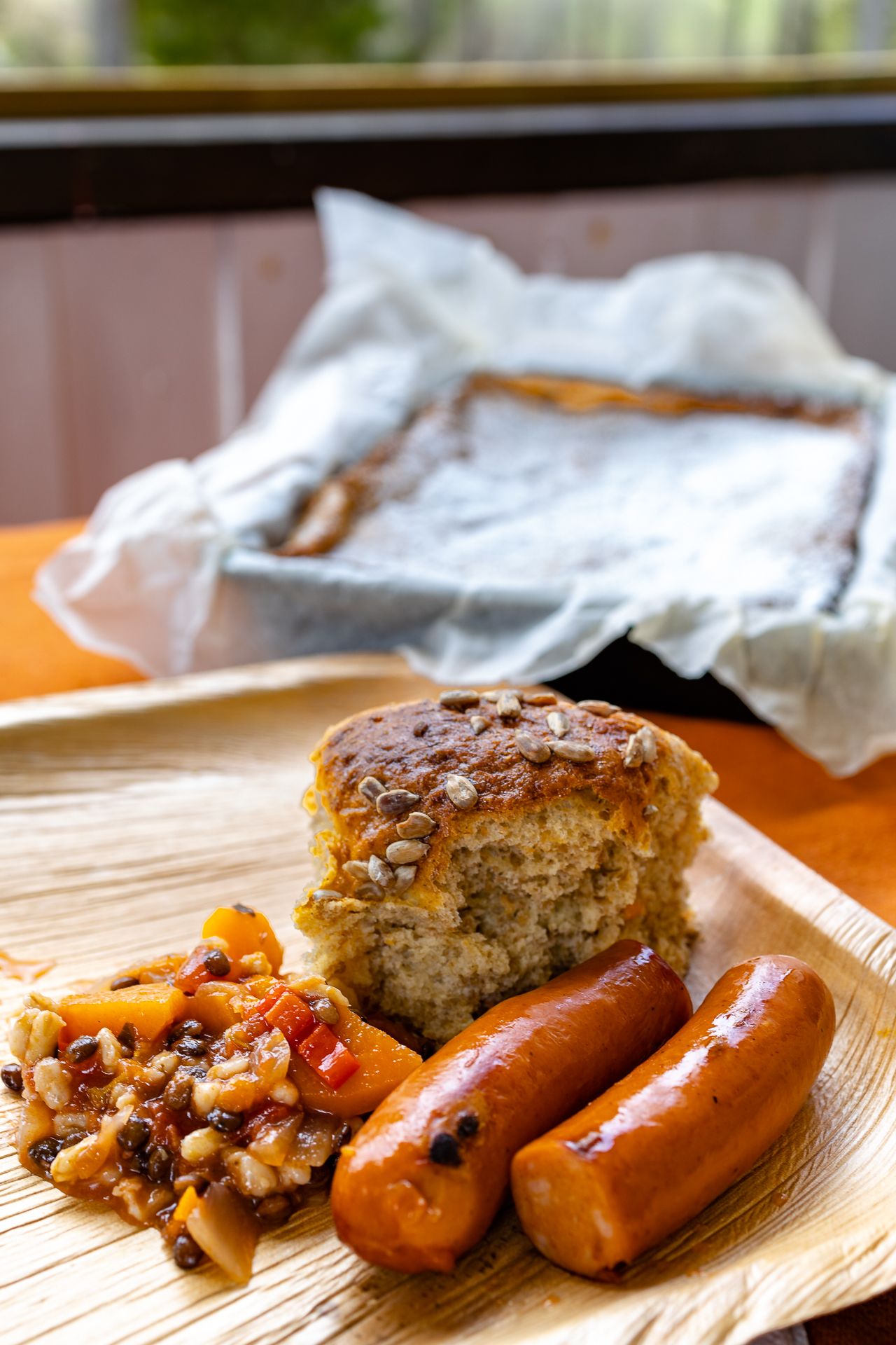 pølse, brød og grønnsaker på tallerken