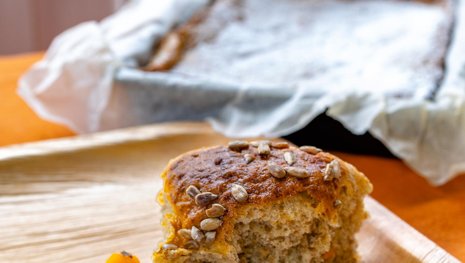 pølse, brød og grønnsaker på tallerken