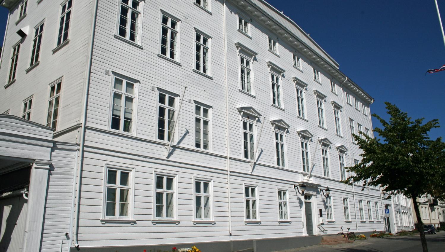 Arendal gamle rådhus fra 1812. Norges høyeste og nest største trebygning i empirestil.