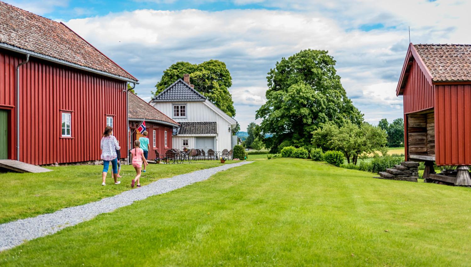 familie på Henrik Ibsen Museum Venstøp