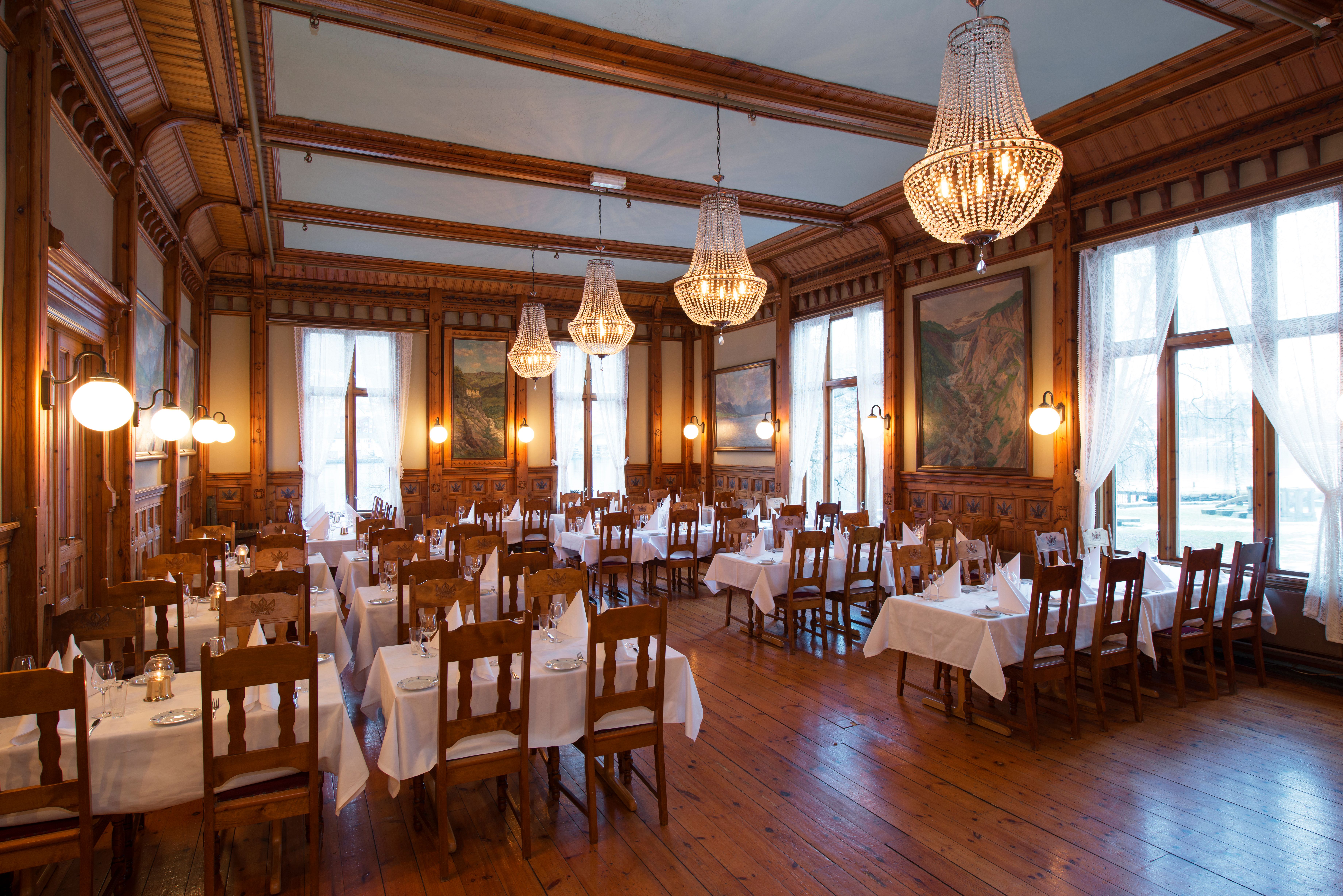 Storslått spisesal på Thon Hotel Sandven – eit historisk hotell ved Hardangerfjorden.