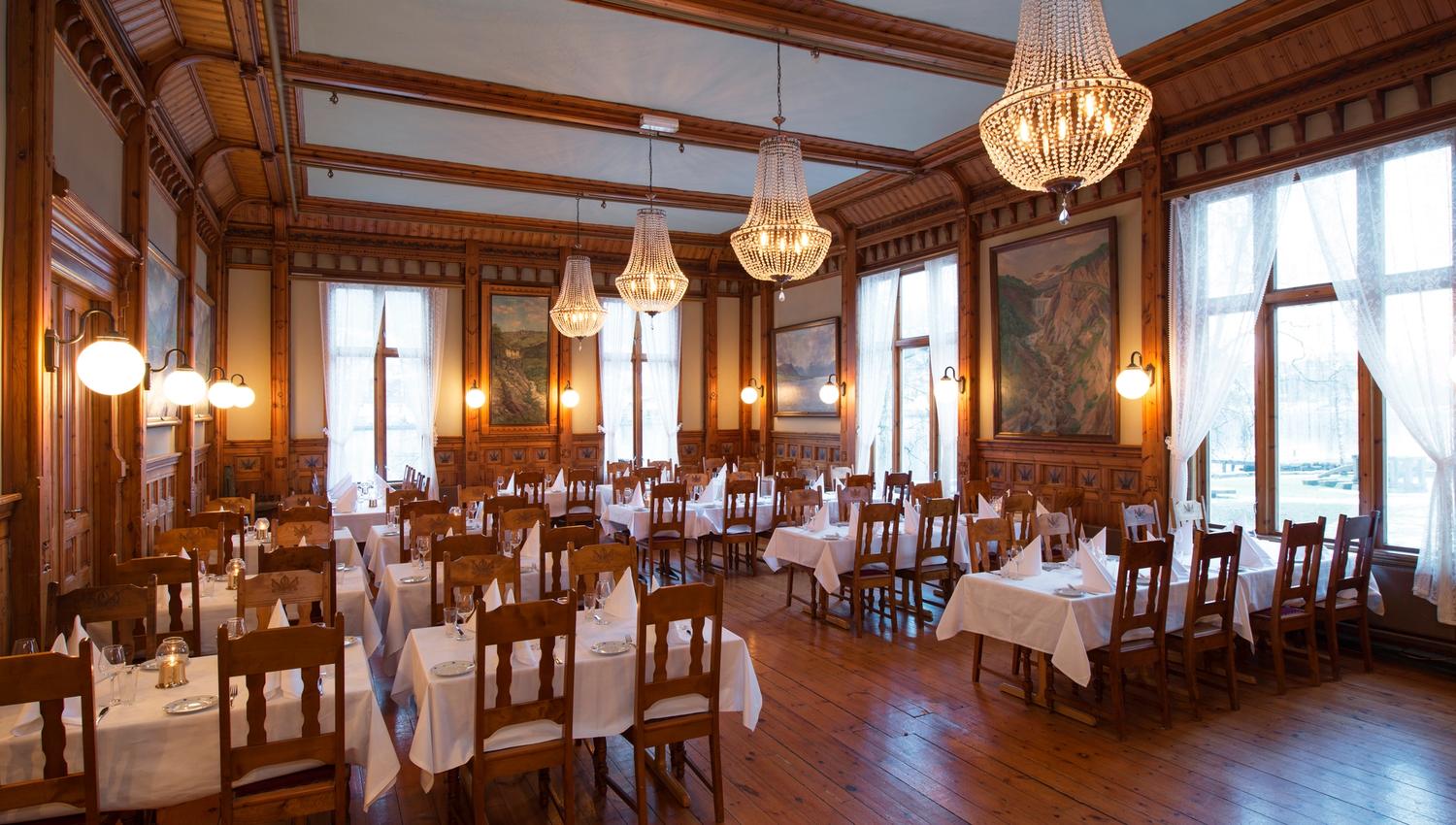 Storslått spisesal på Thon Hotel Sandven – eit historisk hotell ved Hardangerfjorden.