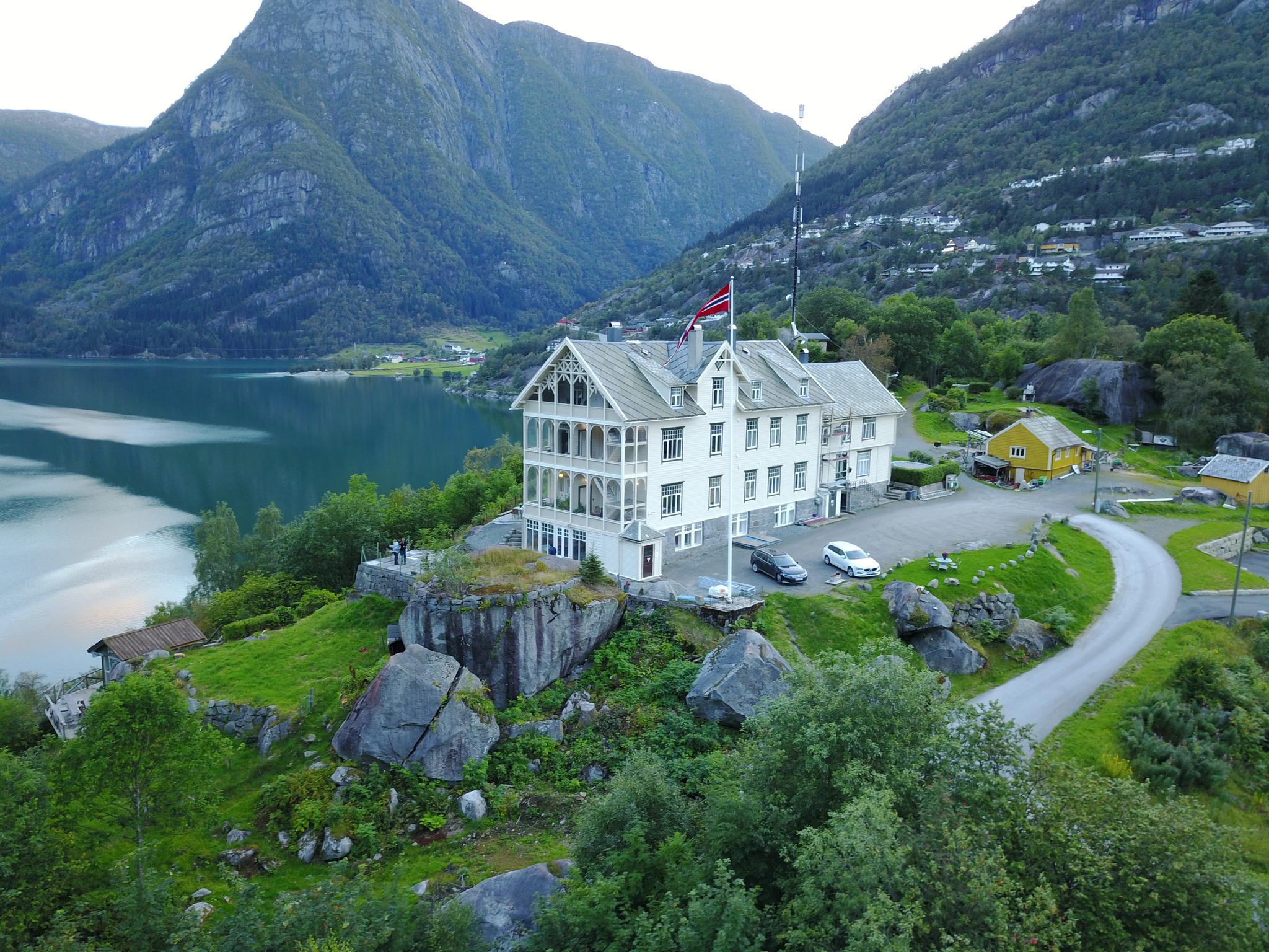 Vikinghaug Apartments i Hardanger med spektakulær fjordutsikt og majestetiske fjell, perfekt plassert på ein høgde over Sørfjorden.