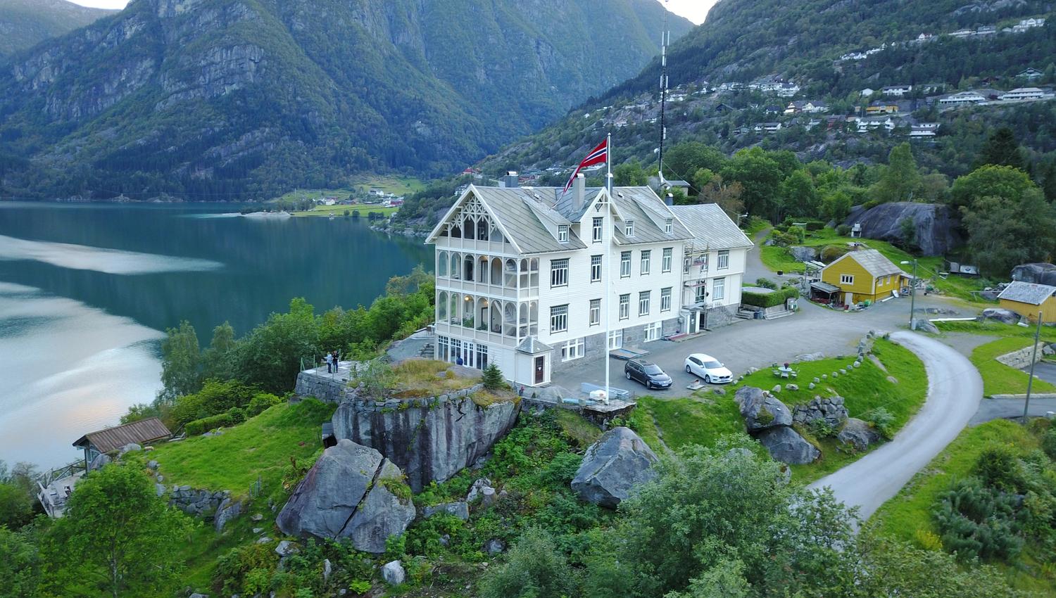 Vikinghaug Apartments i Hardanger med spektakulær fjordutsikt og majestetiske fjell, perfekt plassert på ein høgde over Sørfjorden.